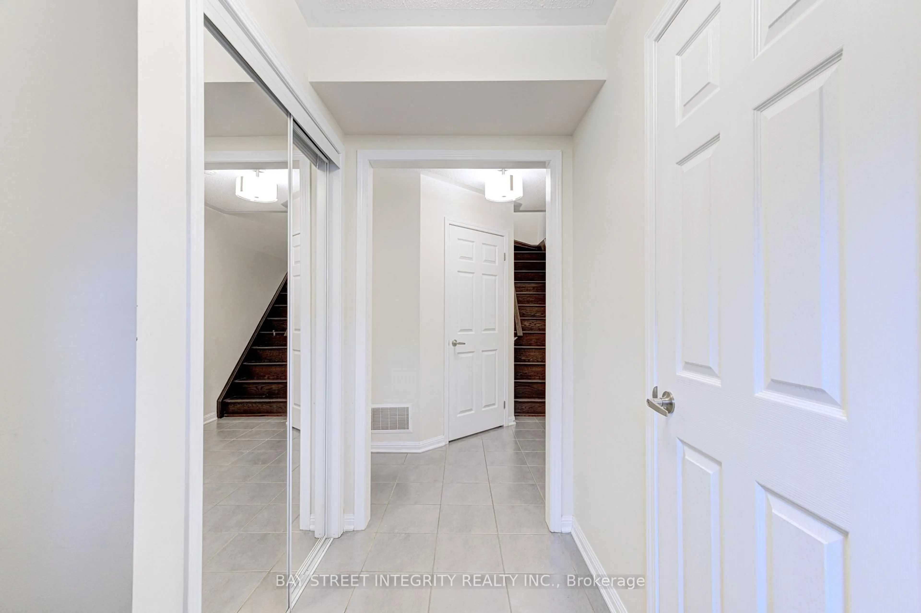 Indoor entryway for 1033 Stemman Pl, Milton Ontario L9T 8R1