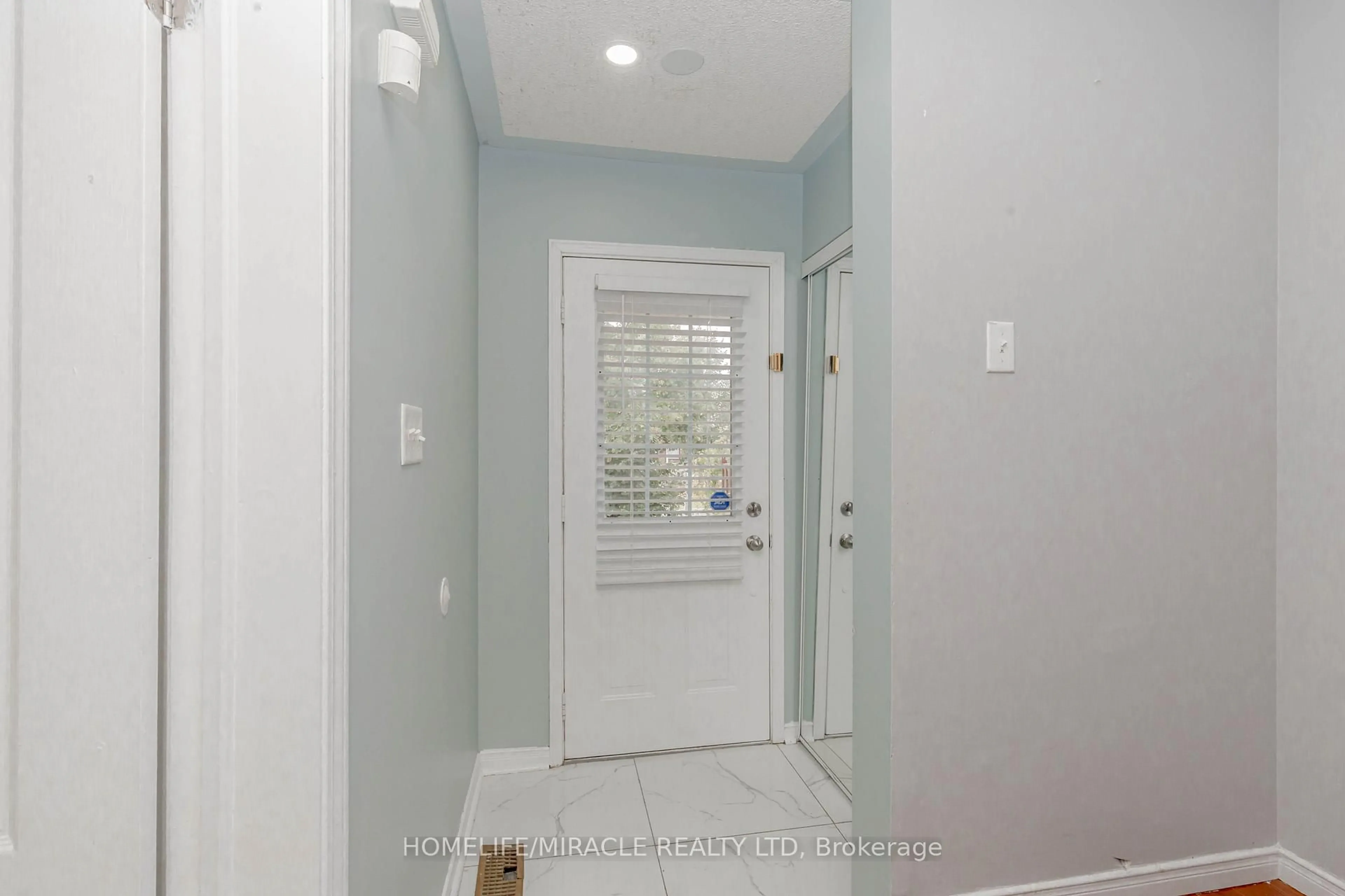 Indoor entryway for 4 Vauxhall Cres, Brampton Ontario L7A 3A3