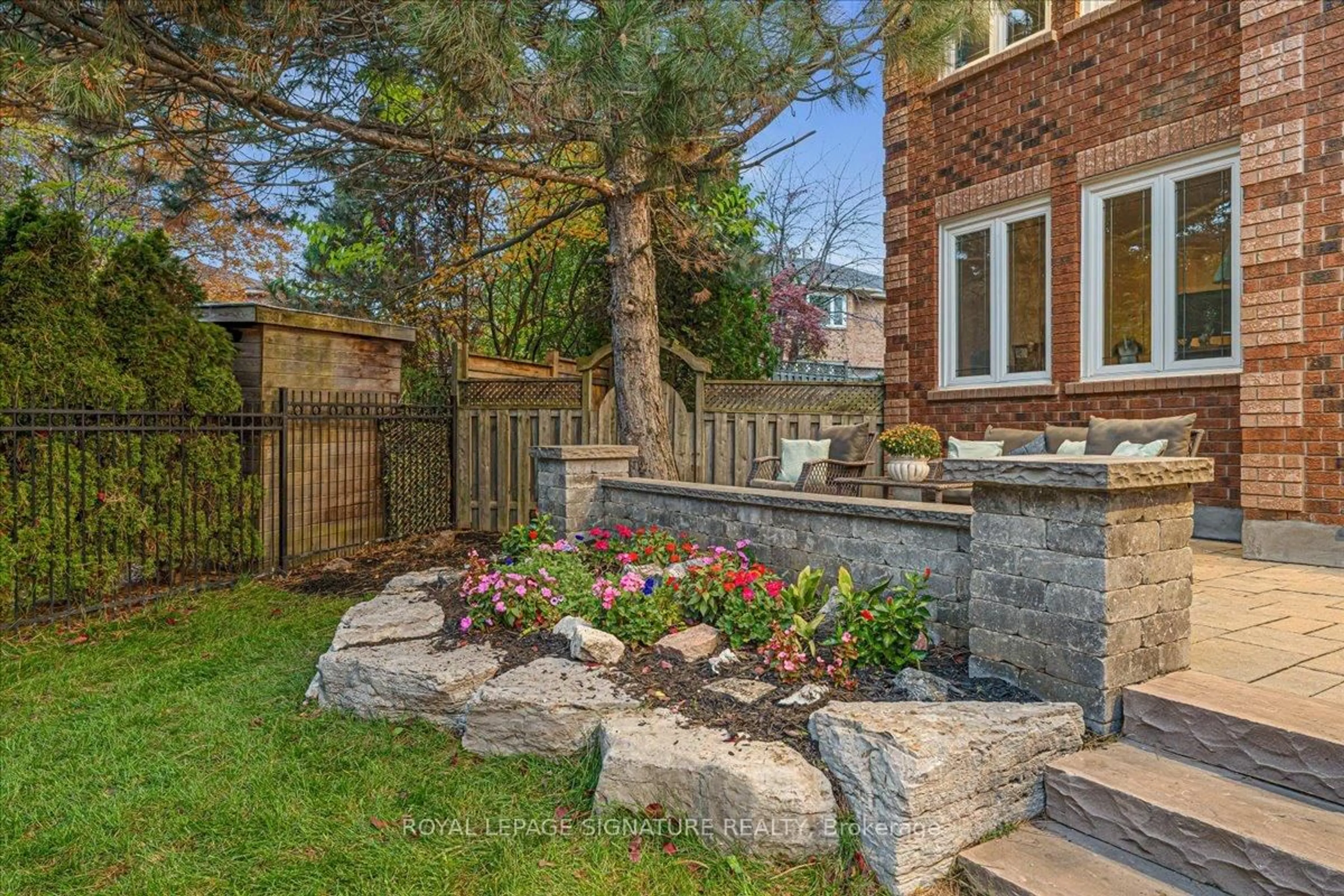 Patio, street for 1093 Senlac Crt, Mississauga Ontario L5V 1B8