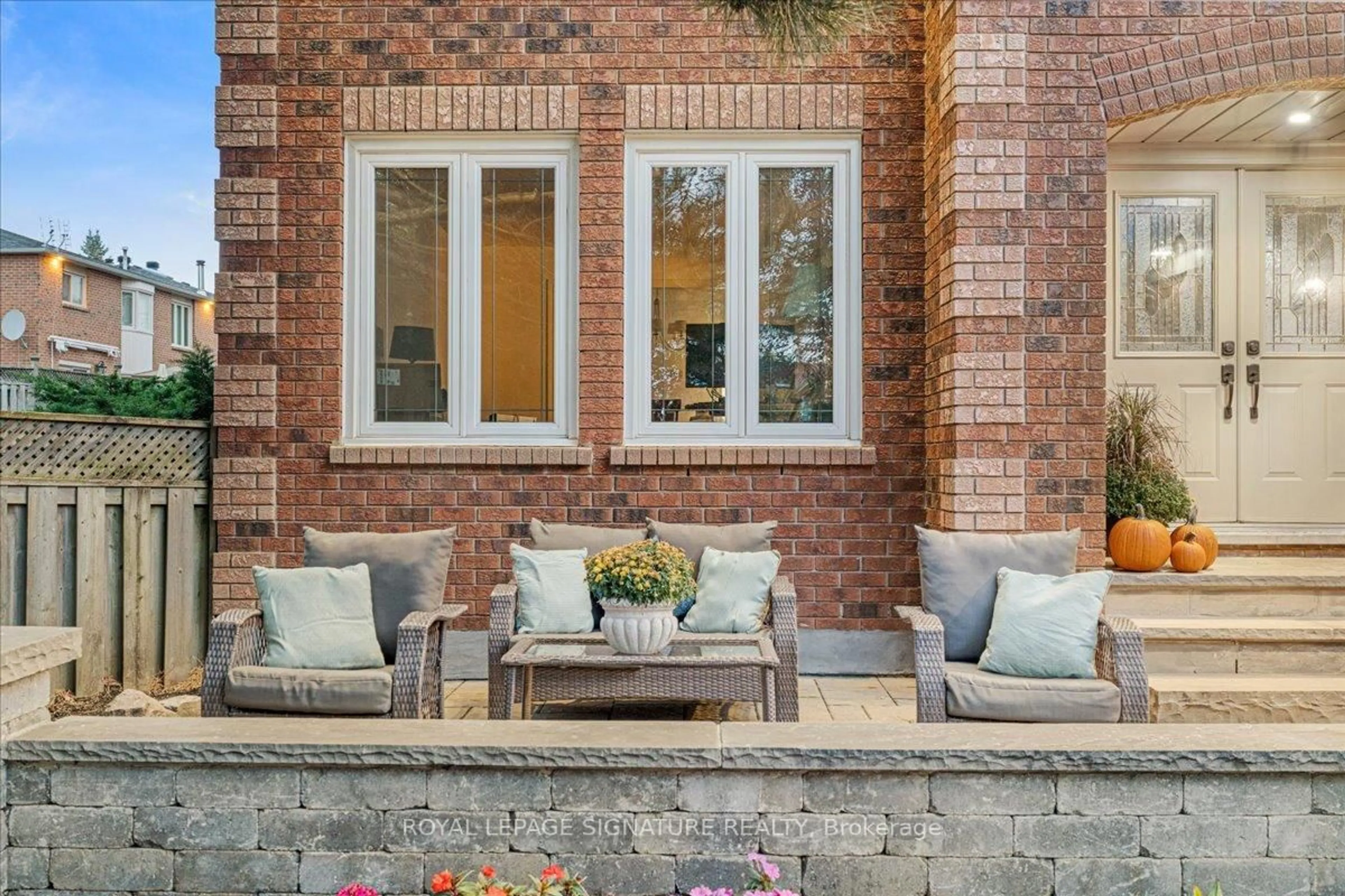 Patio, street for 1093 Senlac Crt, Mississauga Ontario L5V 1B8