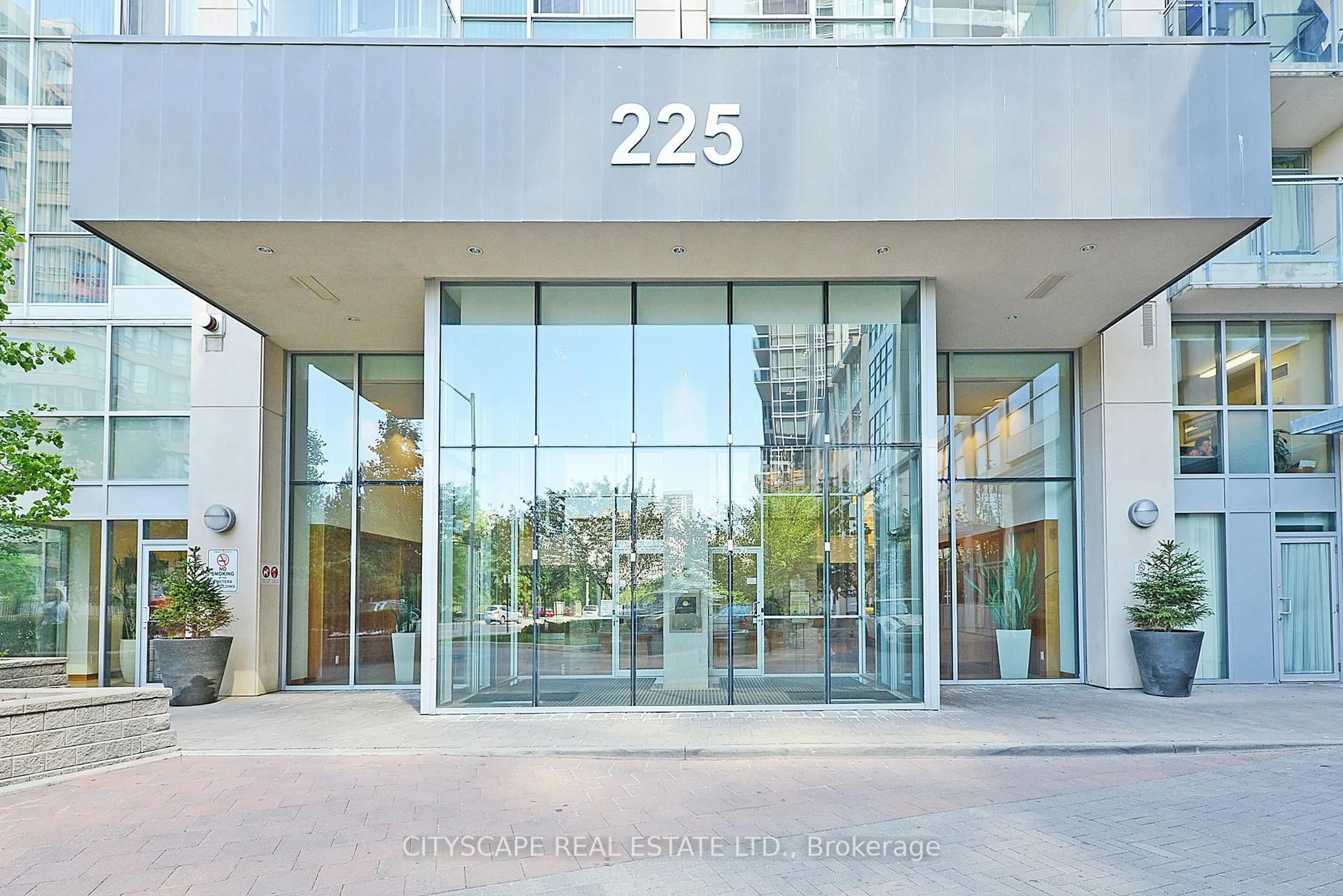 Indoor foyer for 225 Webb Dr #906, Mississauga Ontario L5B 4P2