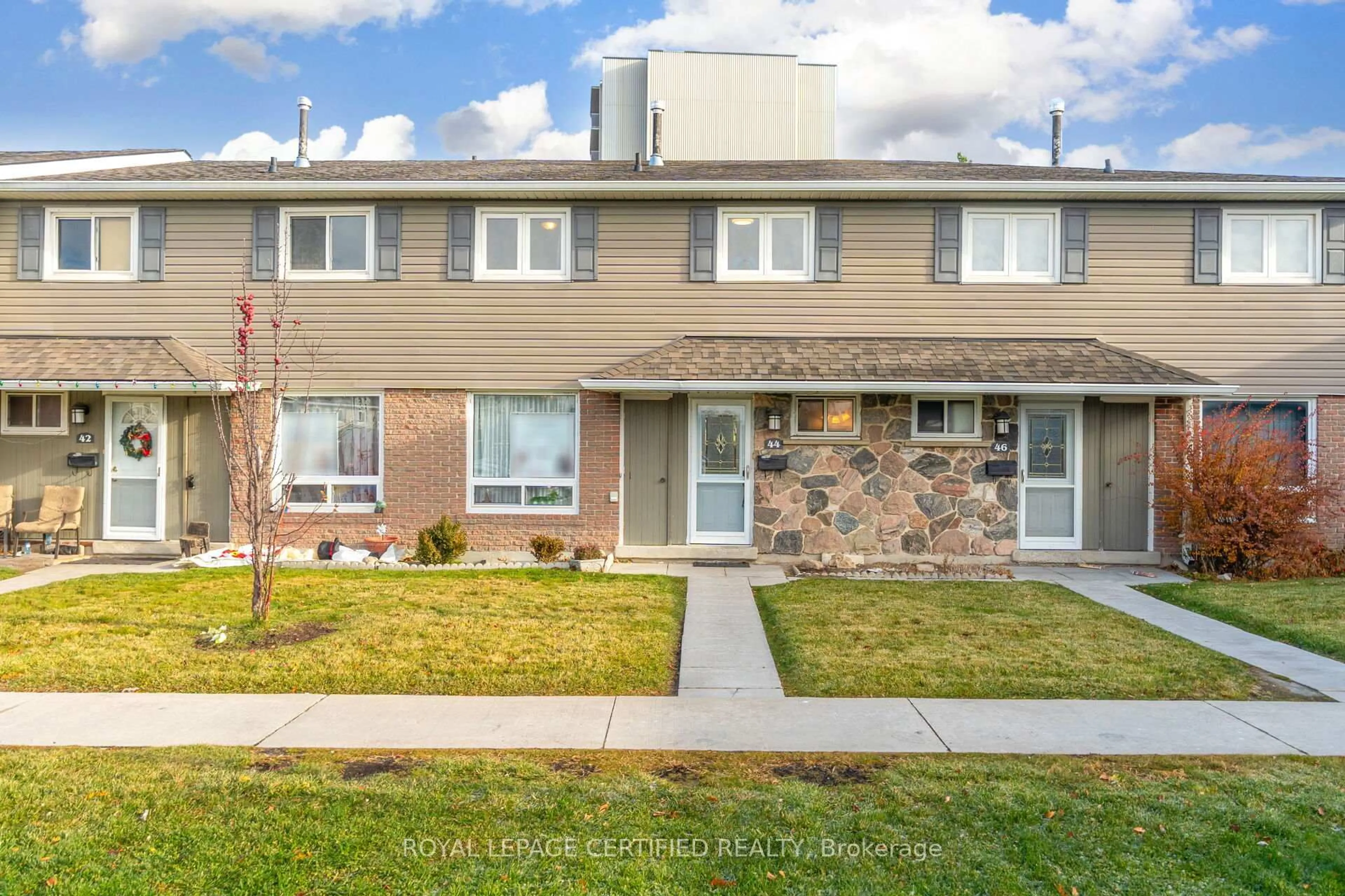 Home with brick exterior material, street for 44 Village Crt, Brampton Ontario L6W 1A6