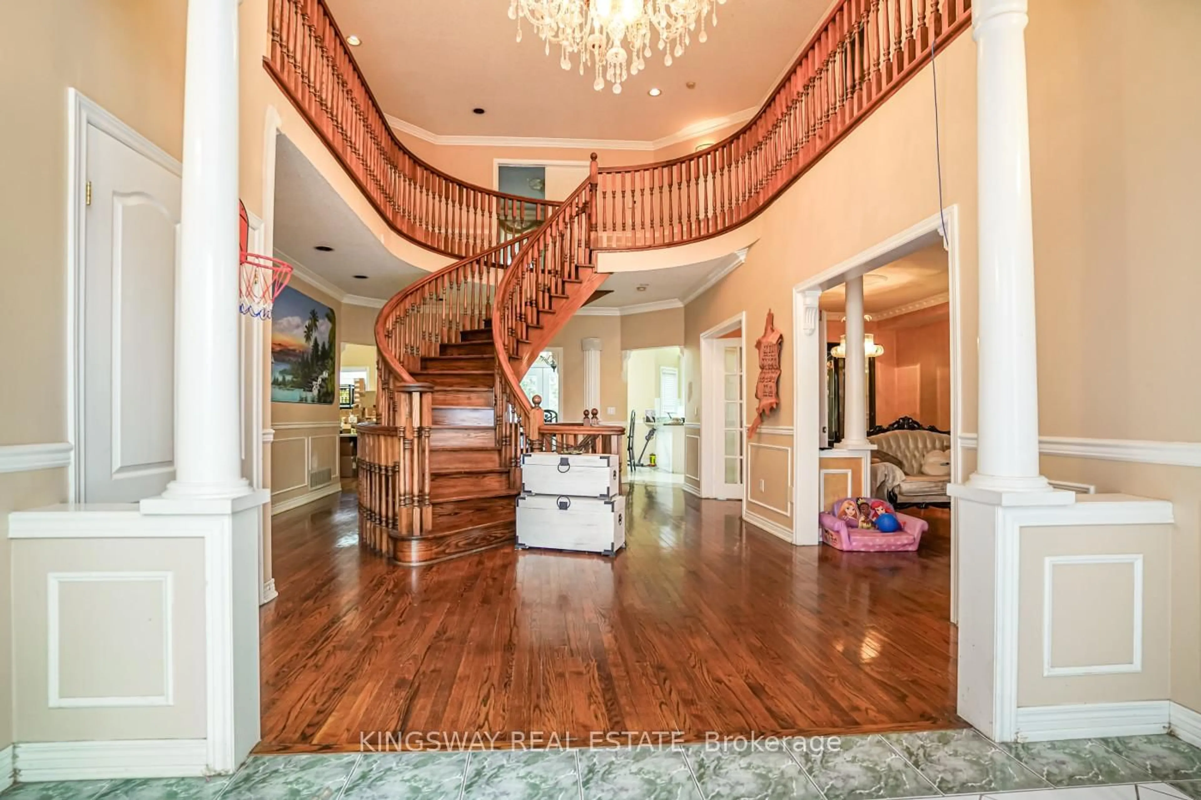 Indoor foyer for 5969 Rayshaw Cres, Mississauga Ontario L5M 2P1