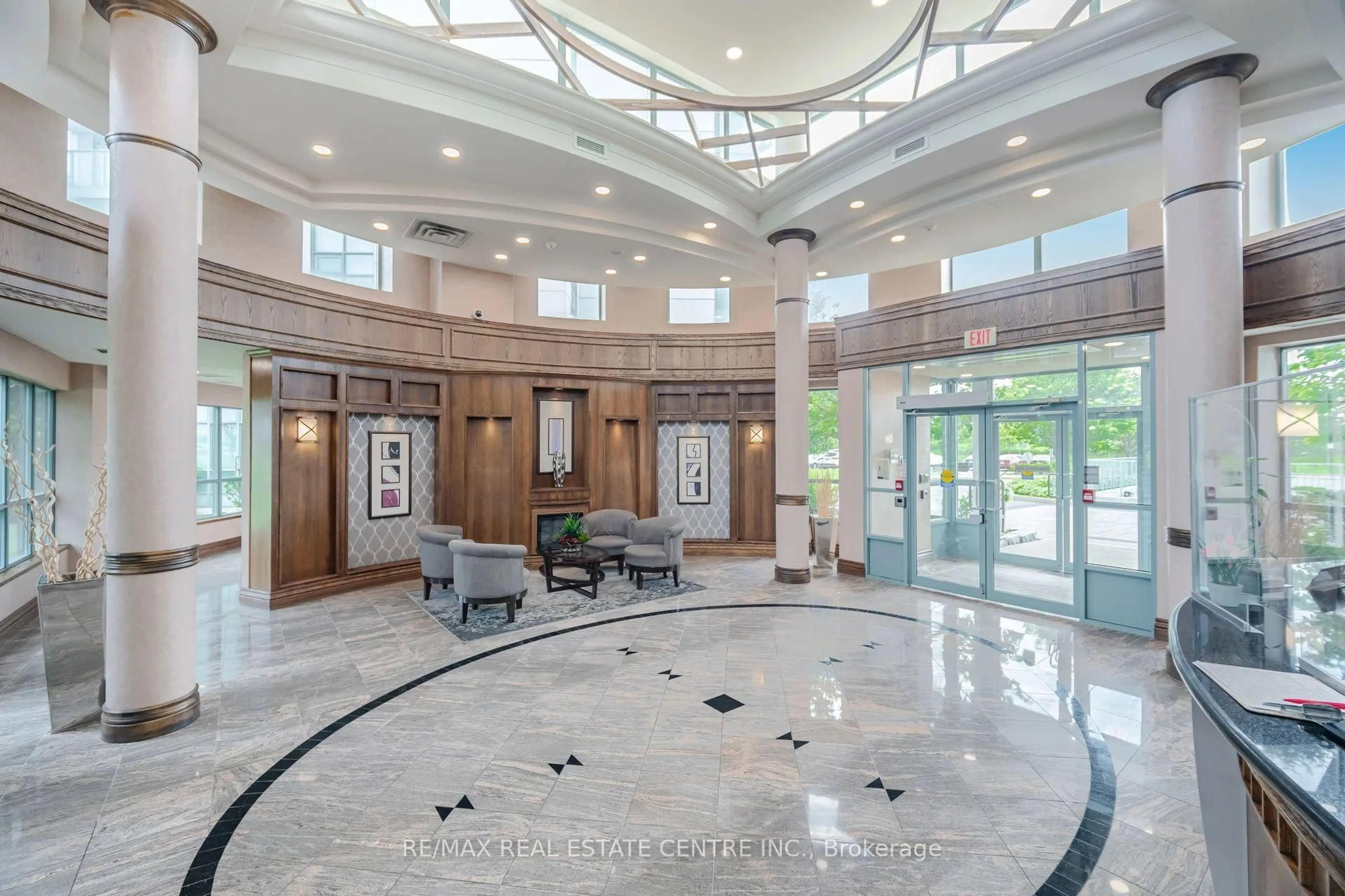 Indoor foyer for 4850 Glen Erin Dr #109, Mississauga Ontario L5M 7S1