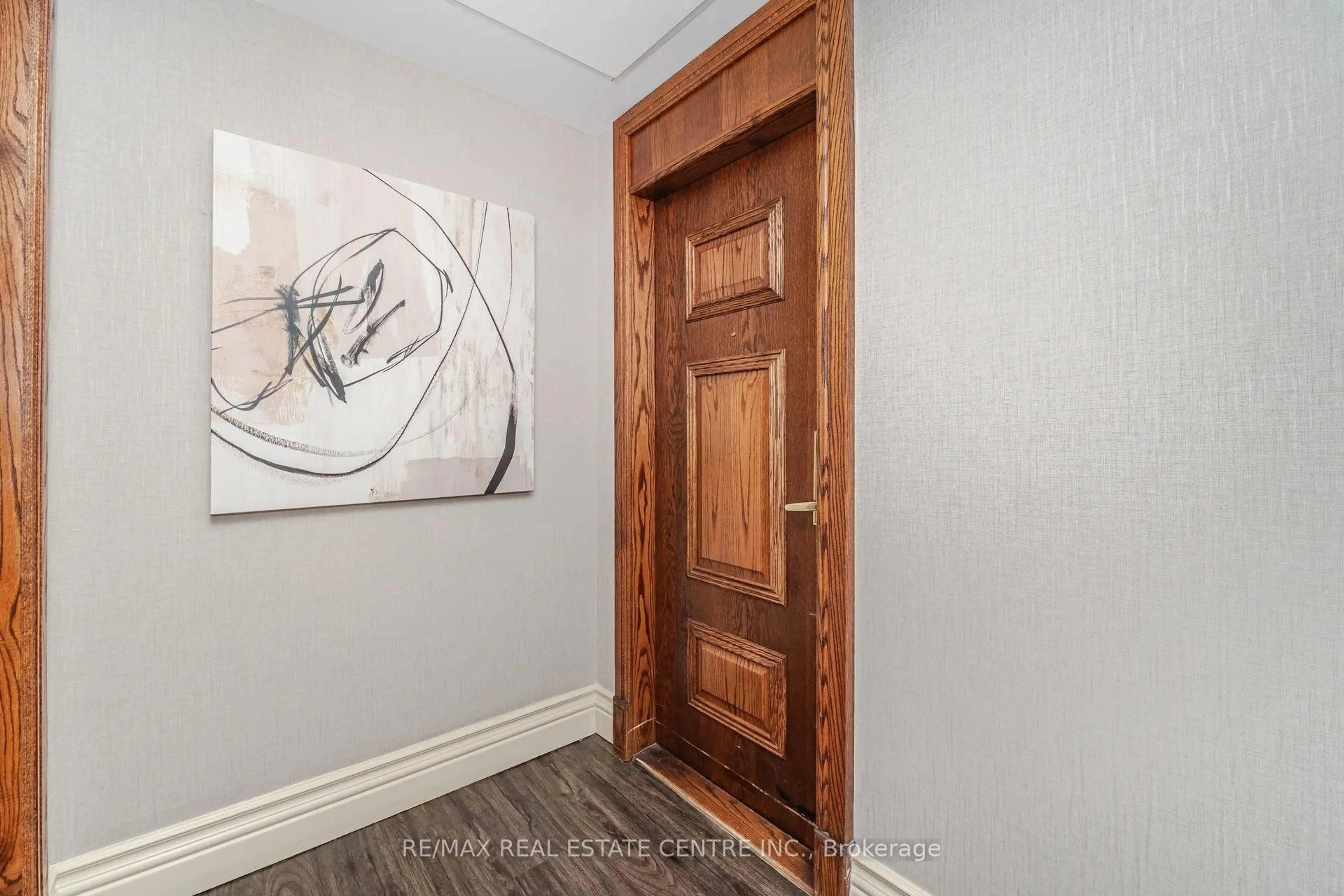 Indoor entryway for 4850 Glen Erin Dr #109, Mississauga Ontario L5M 7S1