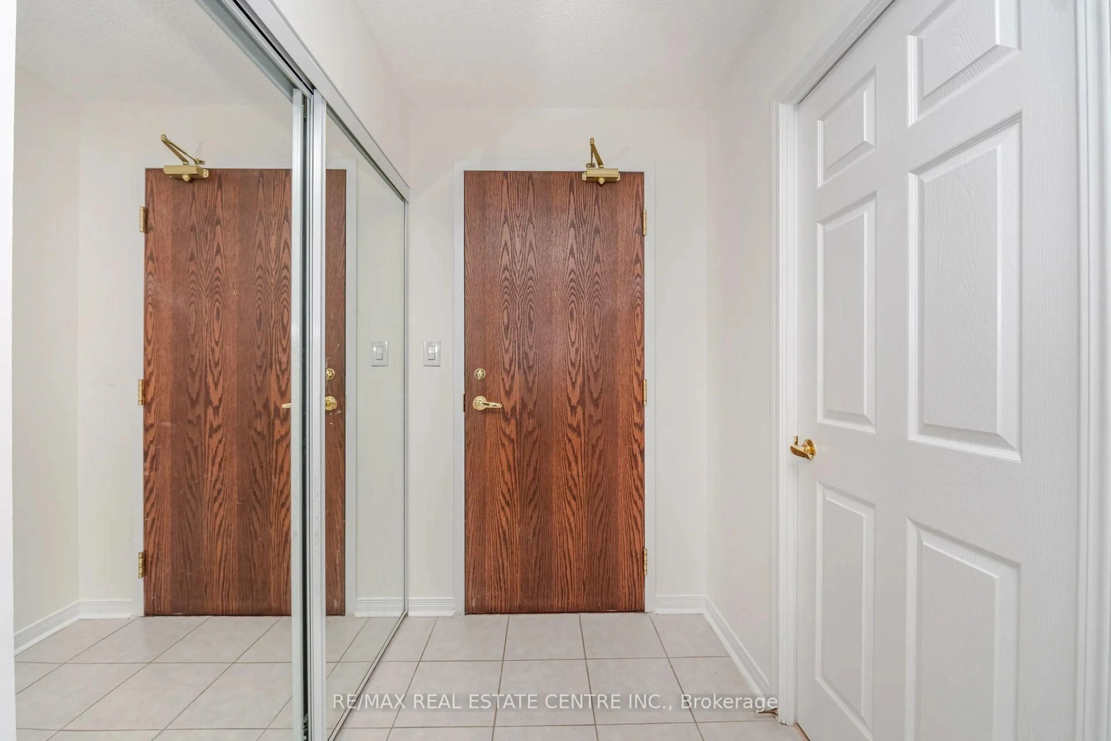 Indoor entryway for 4850 Glen Erin Dr #109, Mississauga Ontario L5M 7S1