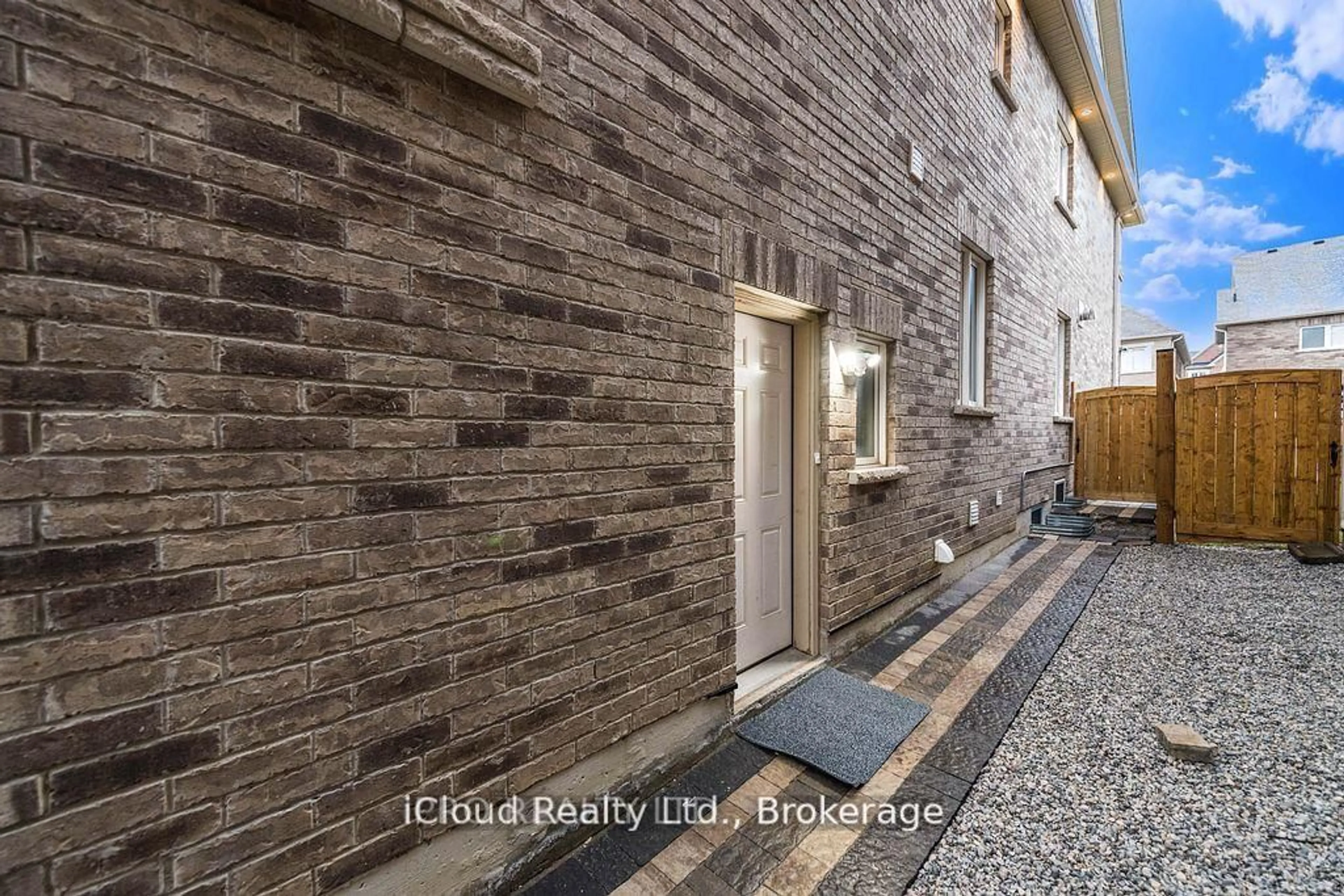 Indoor entryway for 27 Tysonville Circ, Brampton Ontario L7A 4A6