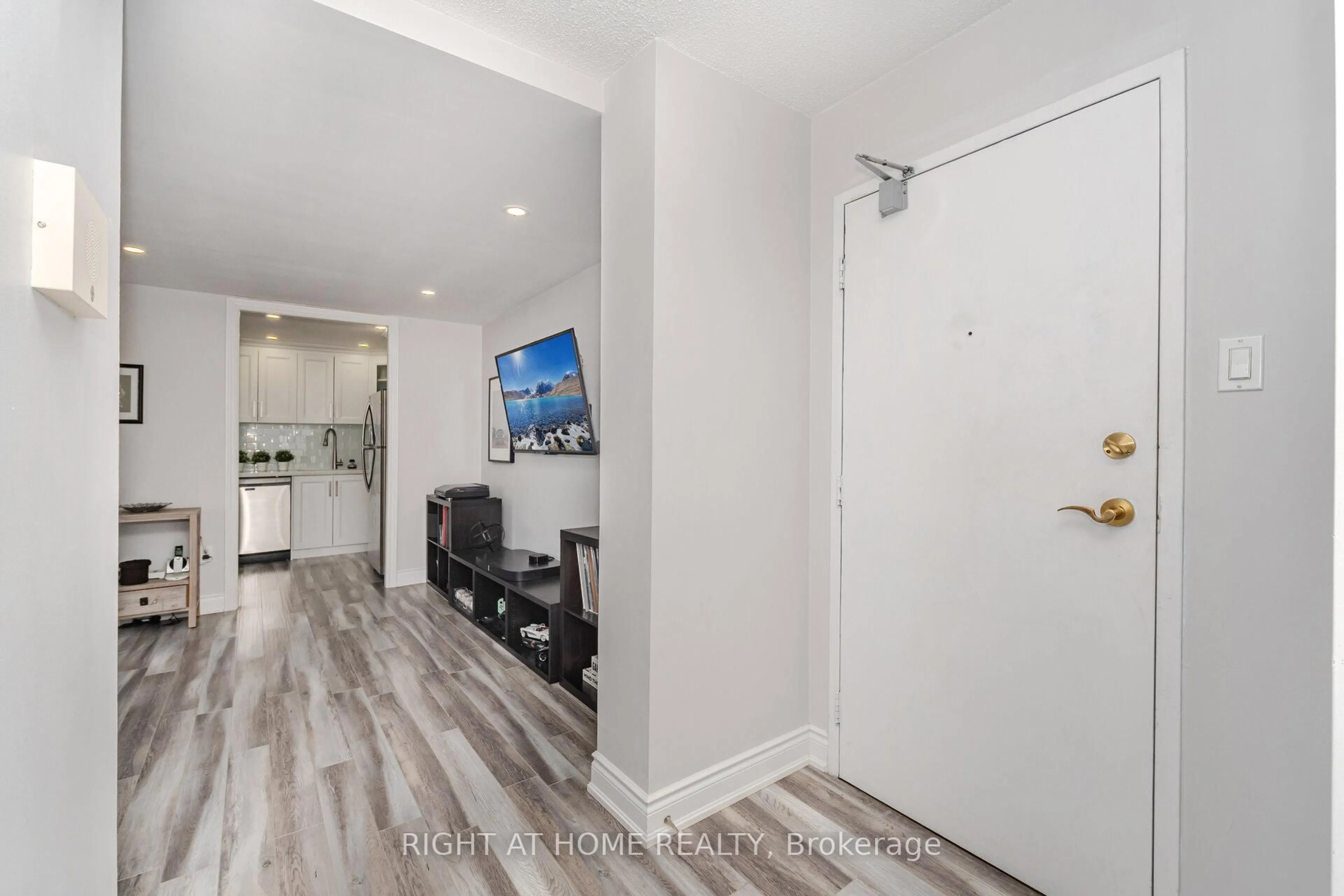 Indoor entryway for 3590 Kaneff Cres #1209, Mississauga Ontario L5A 3X3