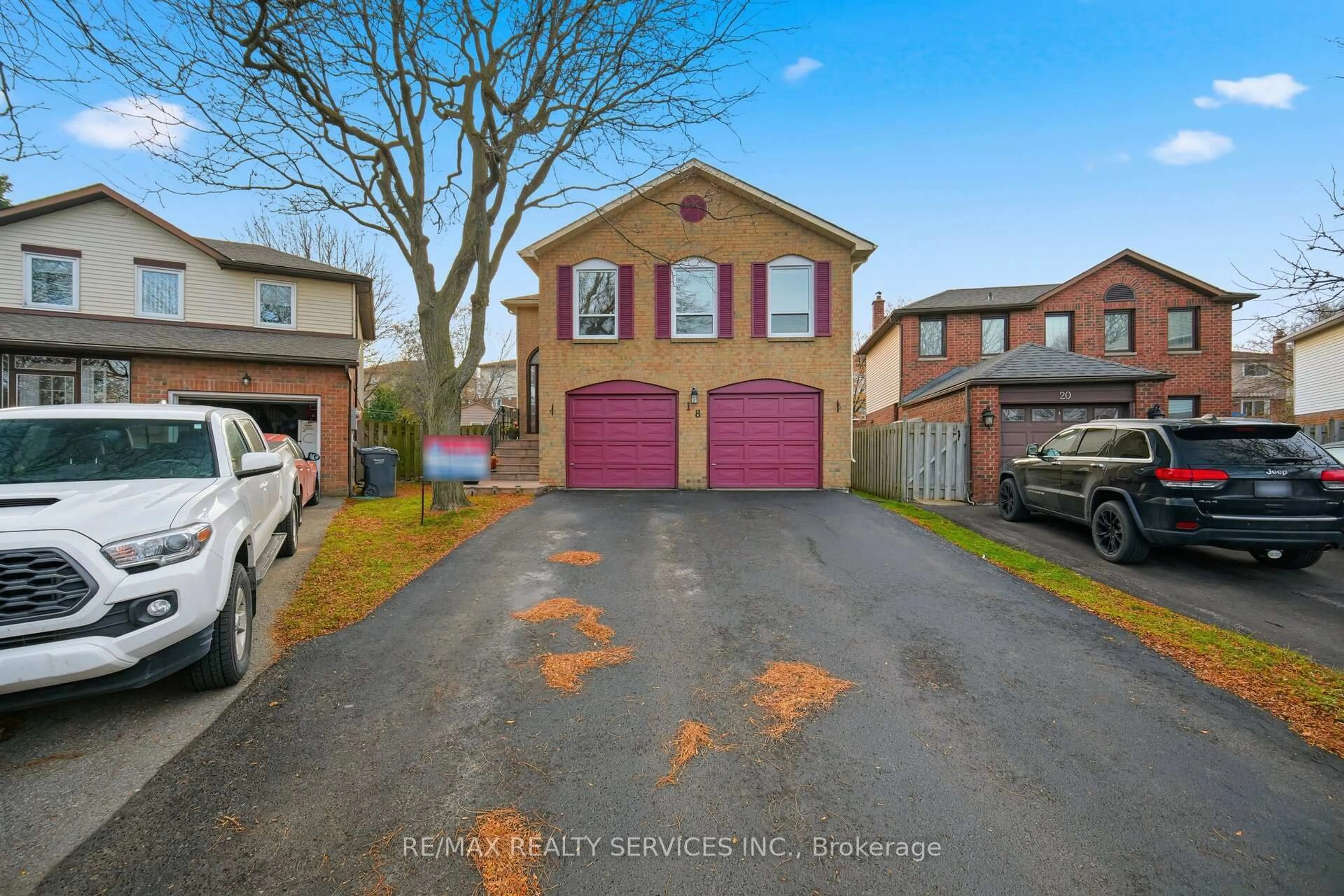 A pic from outside/outdoor area/front of a property/back of a property/a pic from drone, street for 18 Myna Crt, Brampton Ontario L6S 4H8