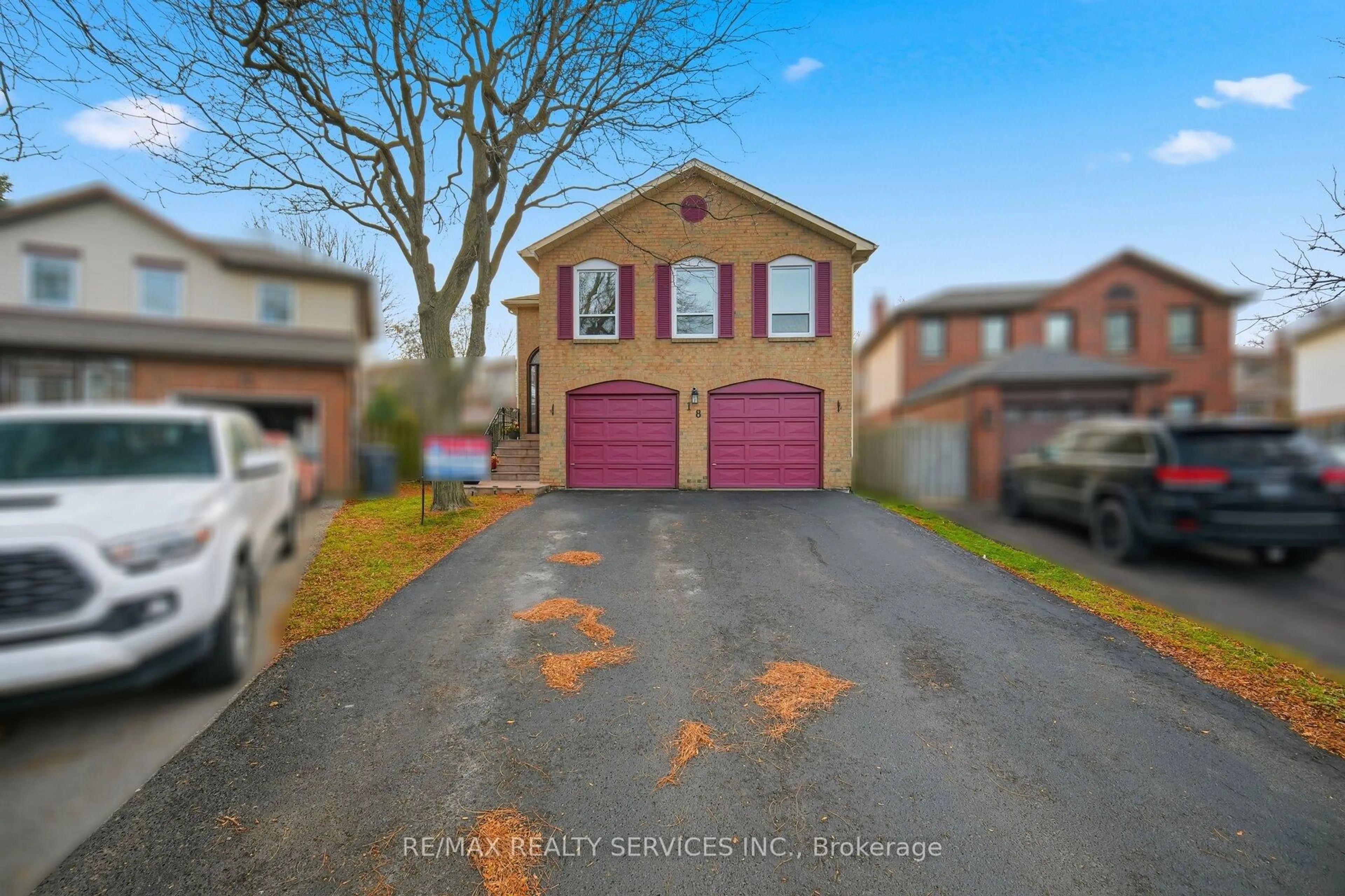 A pic from outside/outdoor area/front of a property/back of a property/a pic from drone, street for 18 Myna Crt, Brampton Ontario L6S 4H8