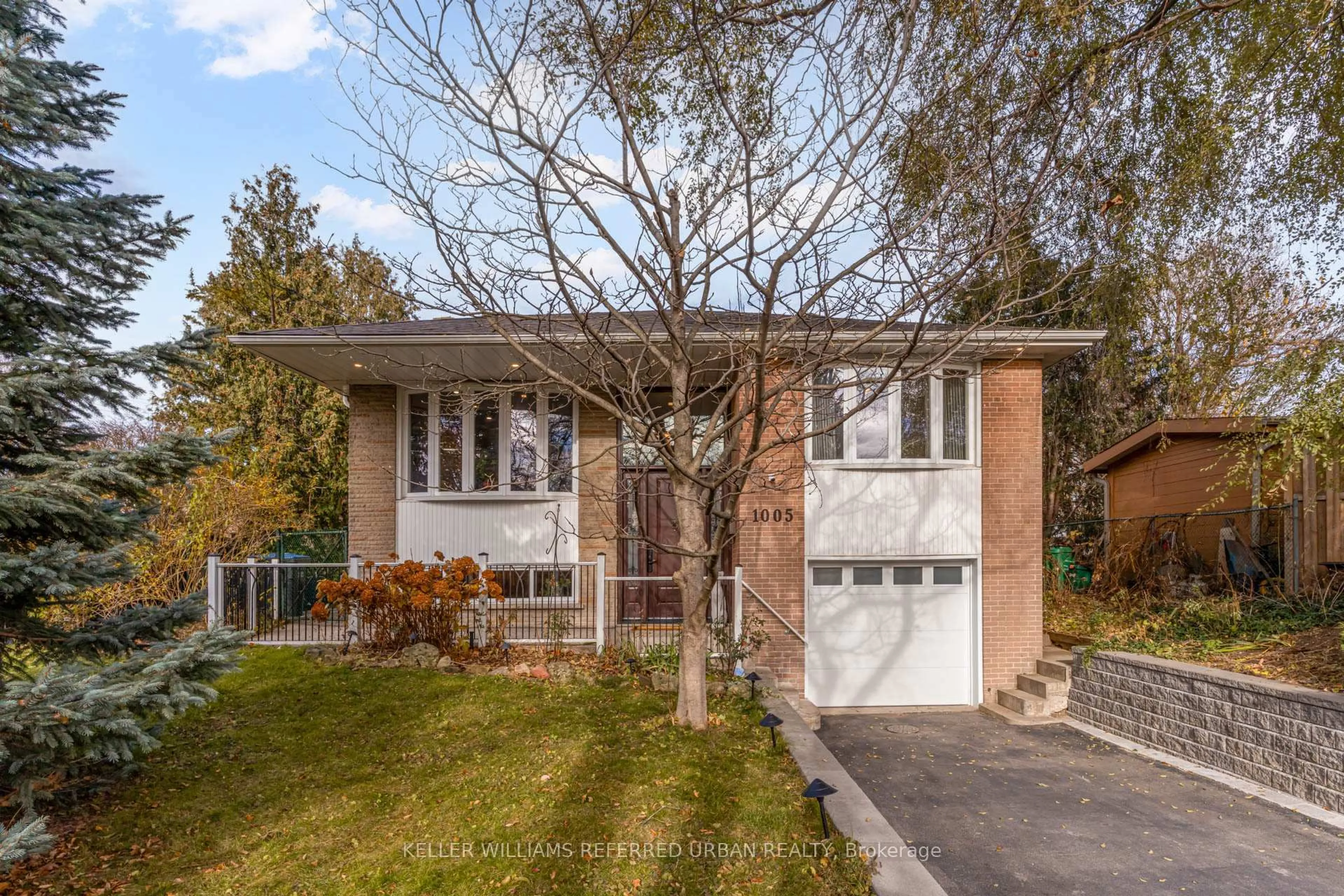 Home with brick exterior material, street for 1005 Dormer St, Mississauga Ontario L5E 1T7