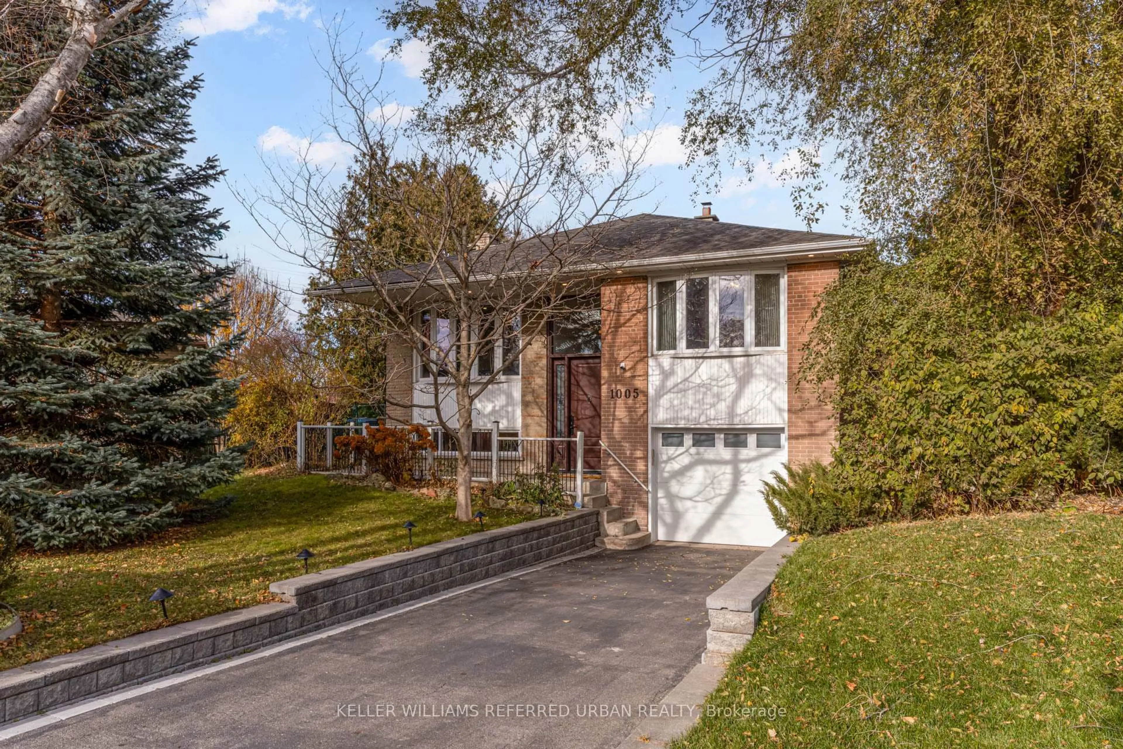 Home with brick exterior material, street for 1005 Dormer St, Mississauga Ontario L5E 1T7