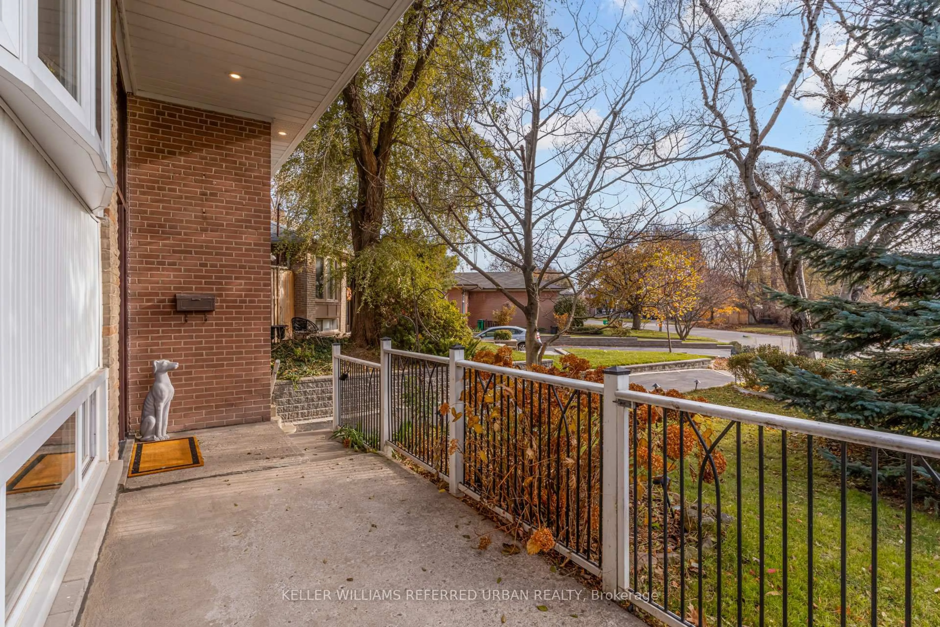 Patio, street for 1005 Dormer St, Mississauga Ontario L5E 1T7