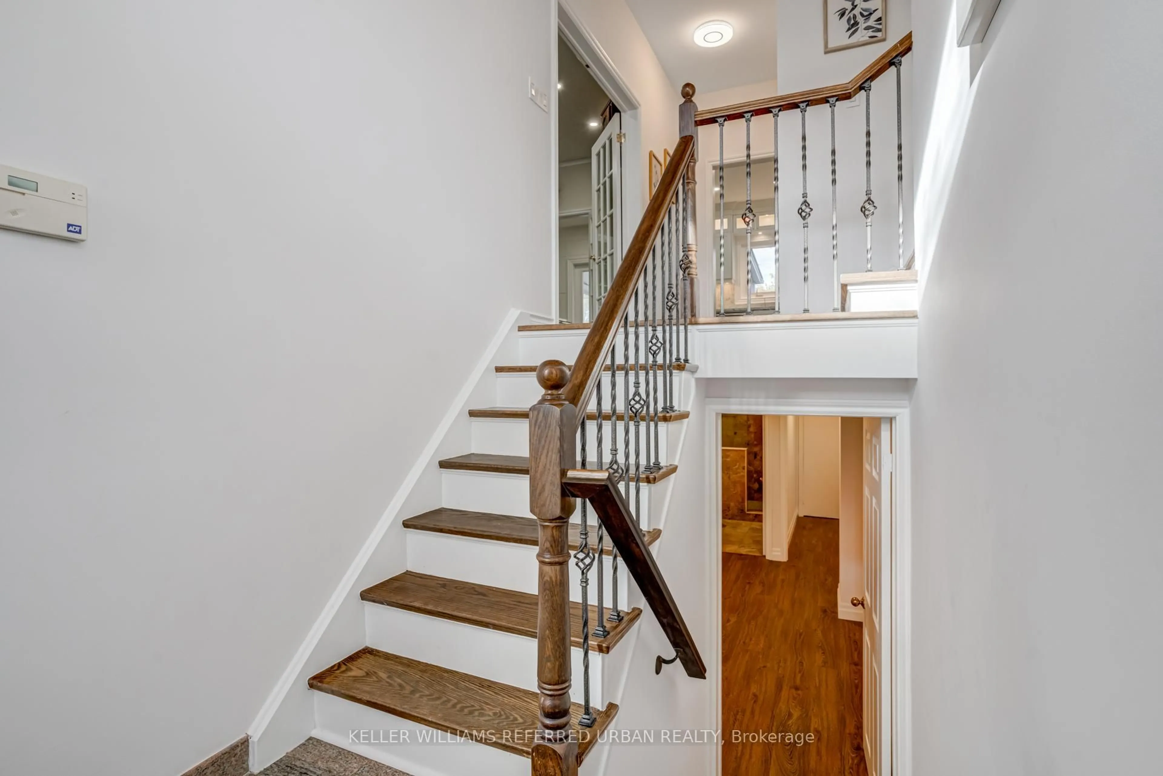 Stairs for 1005 Dormer St, Mississauga Ontario L5E 1T7