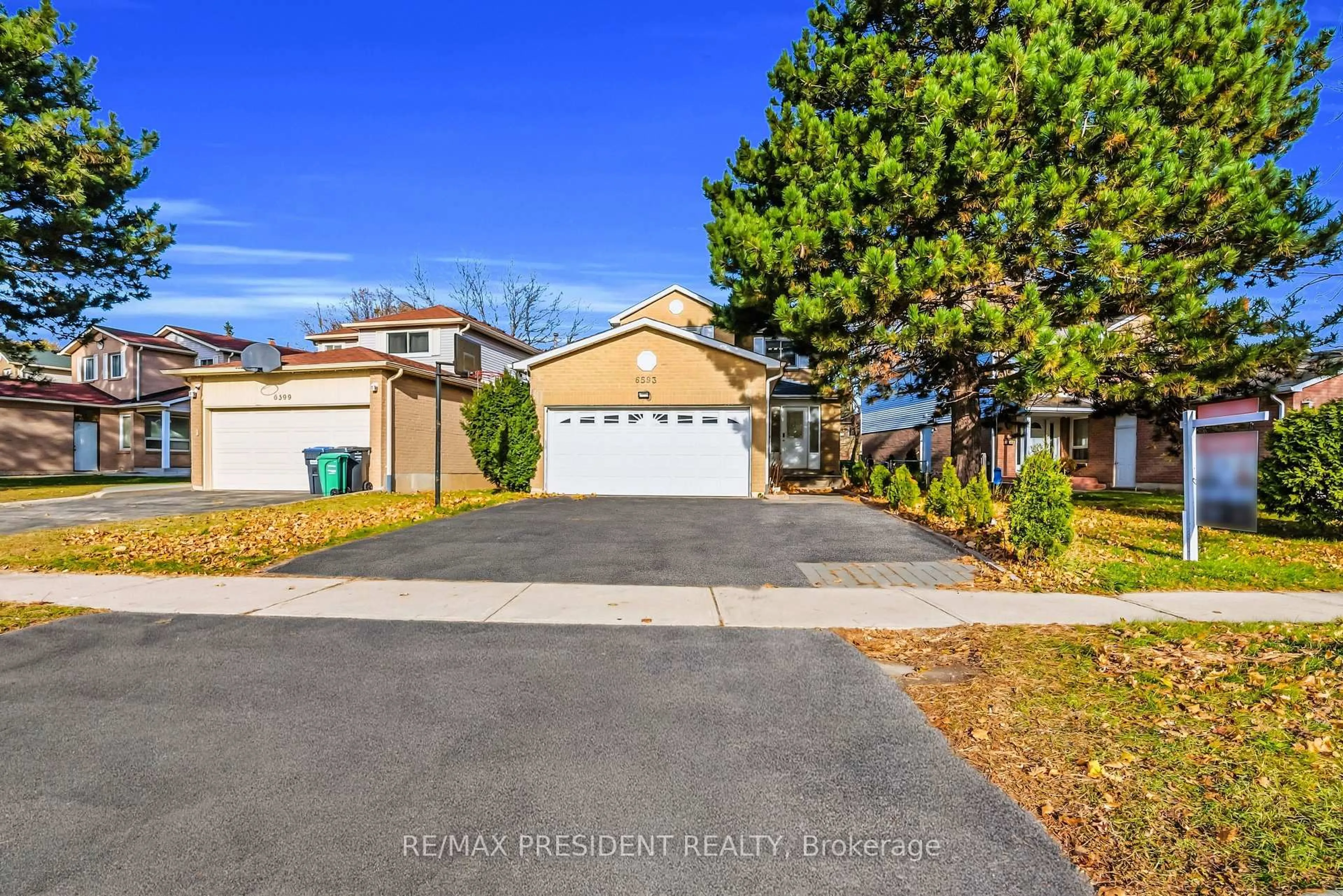 A pic from outside/outdoor area/front of a property/back of a property/a pic from drone, street for 6593 Edenwood Dr, Mississauga Ontario L5N 3E9