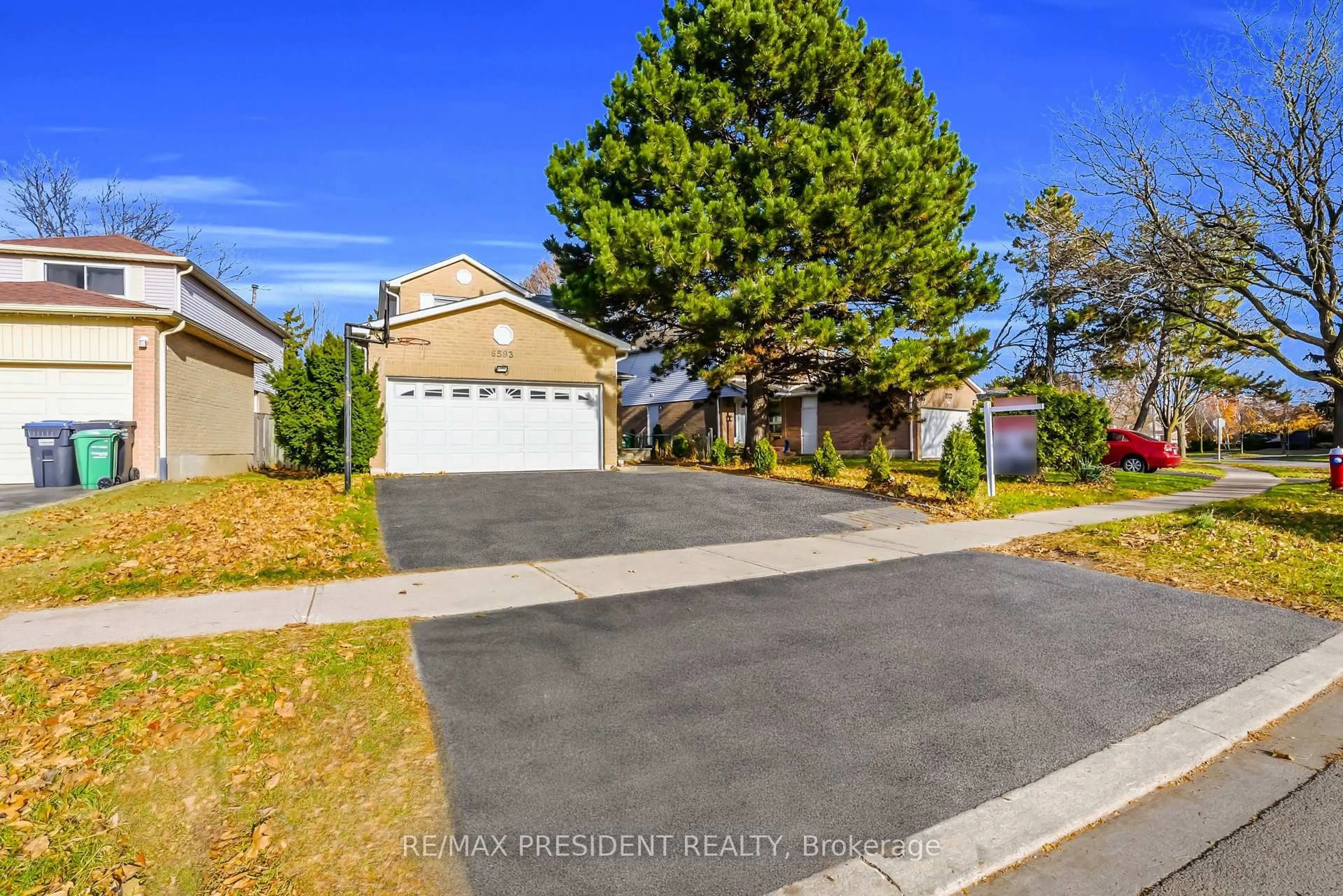 A pic from outside/outdoor area/front of a property/back of a property/a pic from drone, street for 6593 Edenwood Dr, Mississauga Ontario L5N 3E9