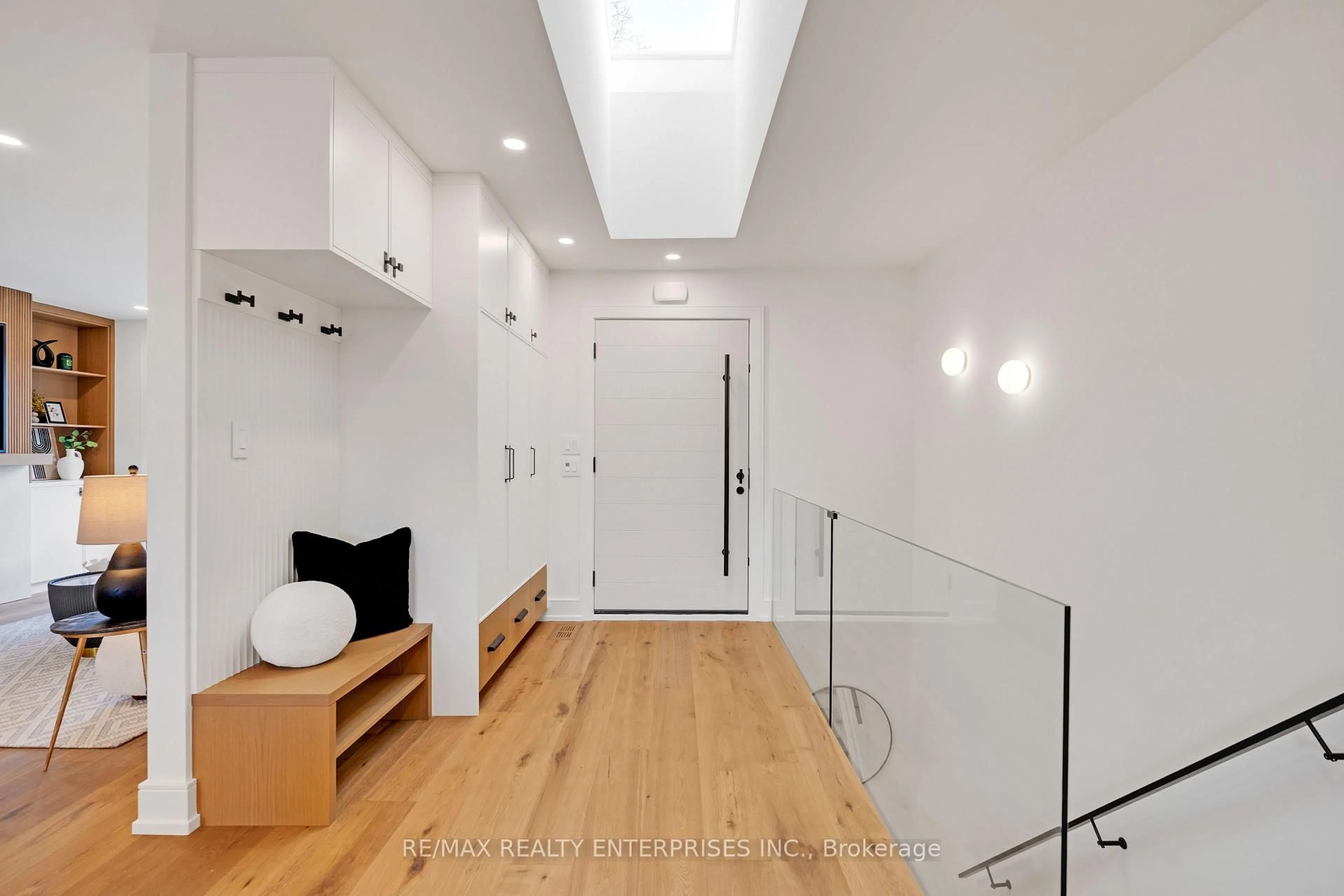 Indoor entryway for 1479 Kalligan Crt, Mississauga Ontario L4X 1A9