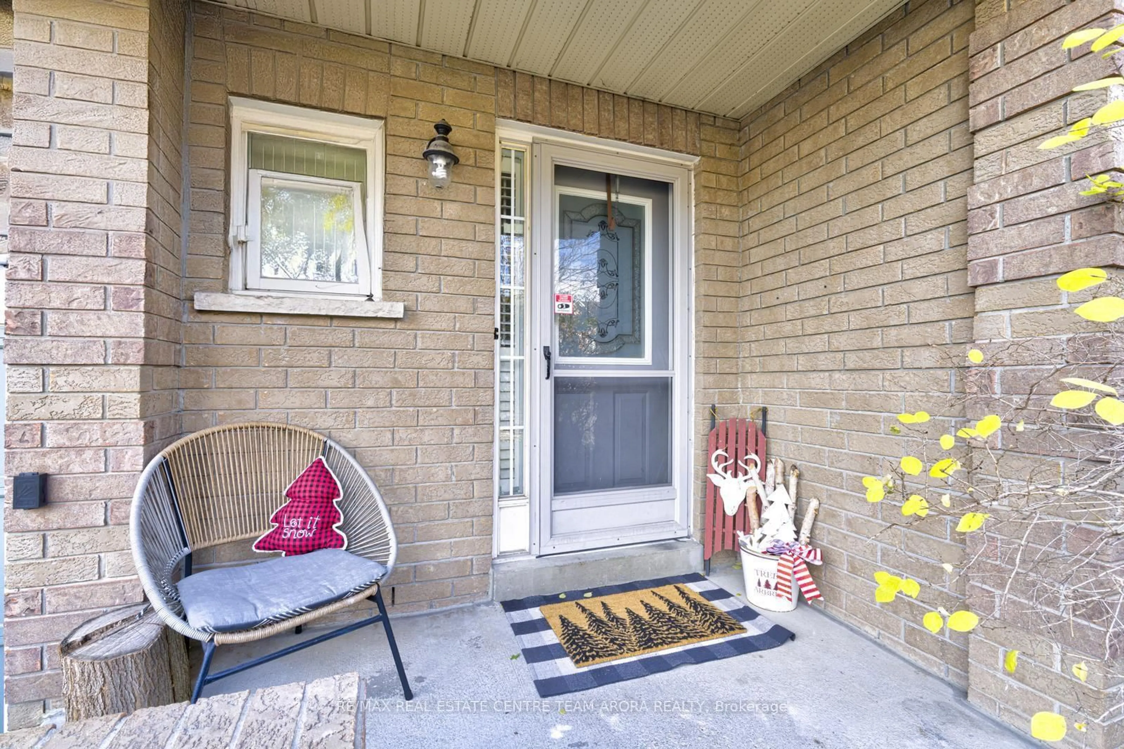 Indoor entryway for 608 Lumberton Cres, Mississauga Ontario L4Z 3Z6