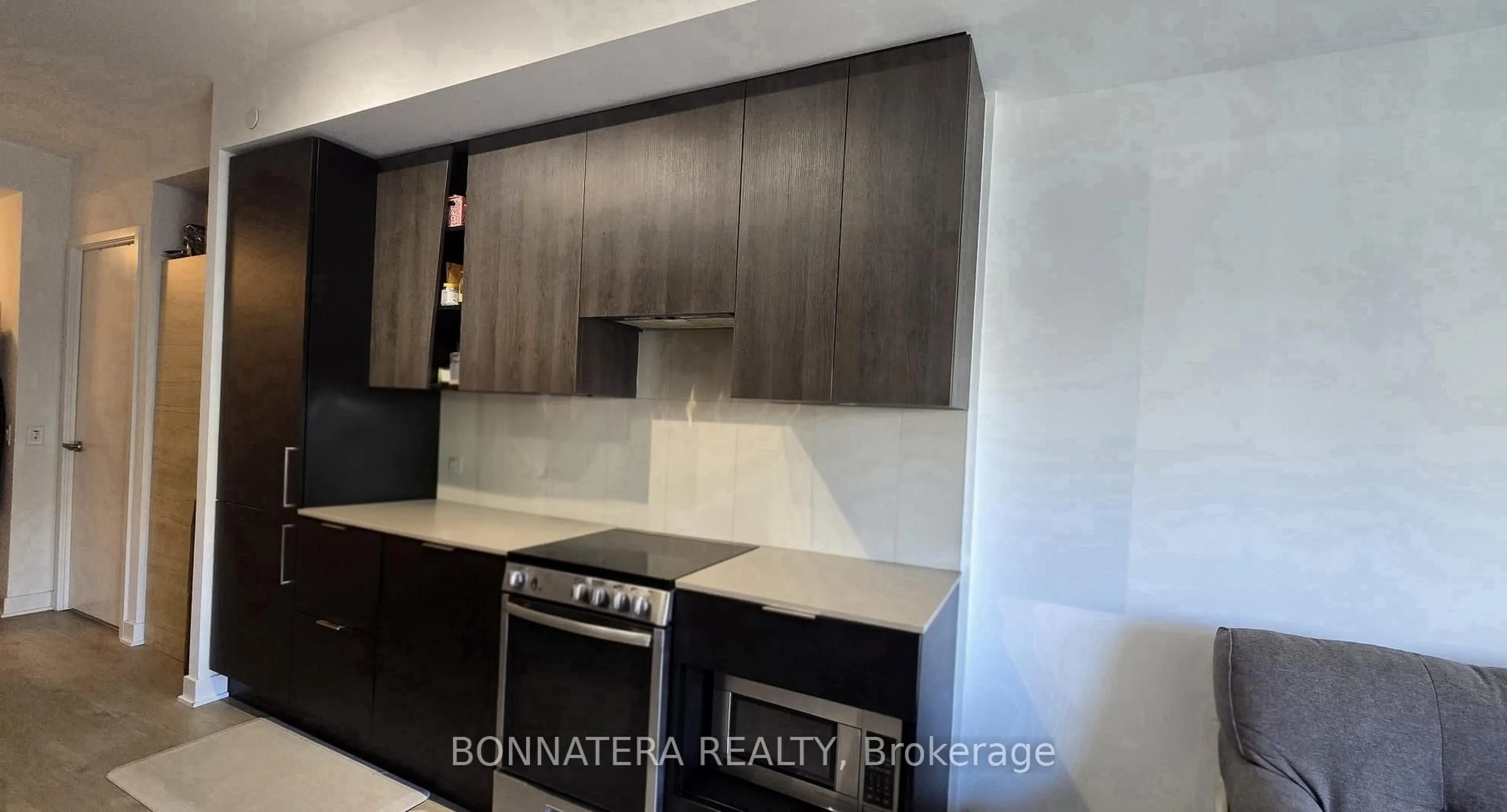 Contemporary kitchen, wood/laminate floor for 3900 Confederation Pkwy #913, Mississauga Ontario L5B 0M3