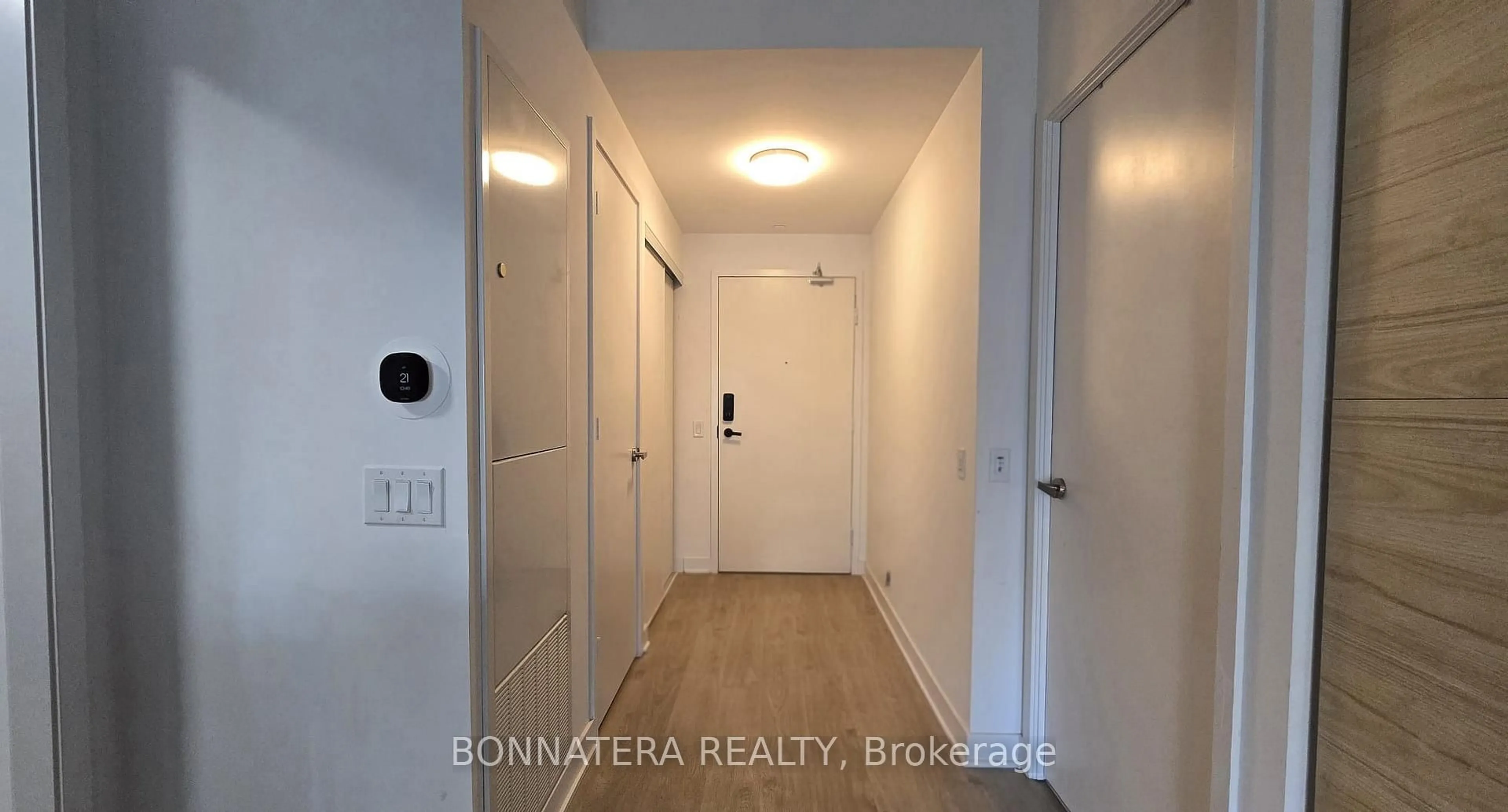 Indoor entryway for 3900 Confederation Pkwy #913, Mississauga Ontario L5B 0M3