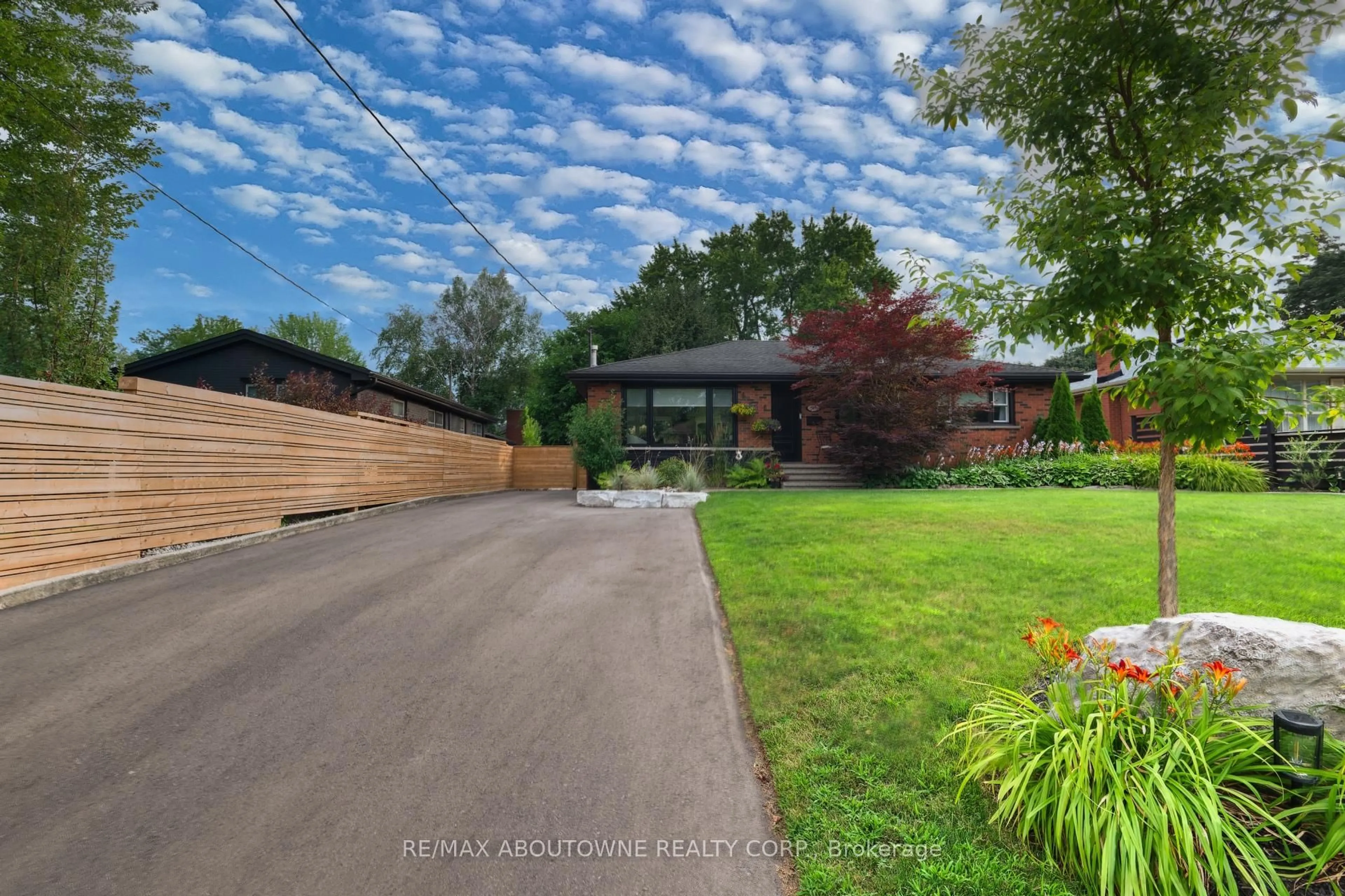 A pic from outside/outdoor area/front of a property/back of a property/a pic from drone, street for 544 Maplehill Dr, Burlington Ontario L7N 2W1