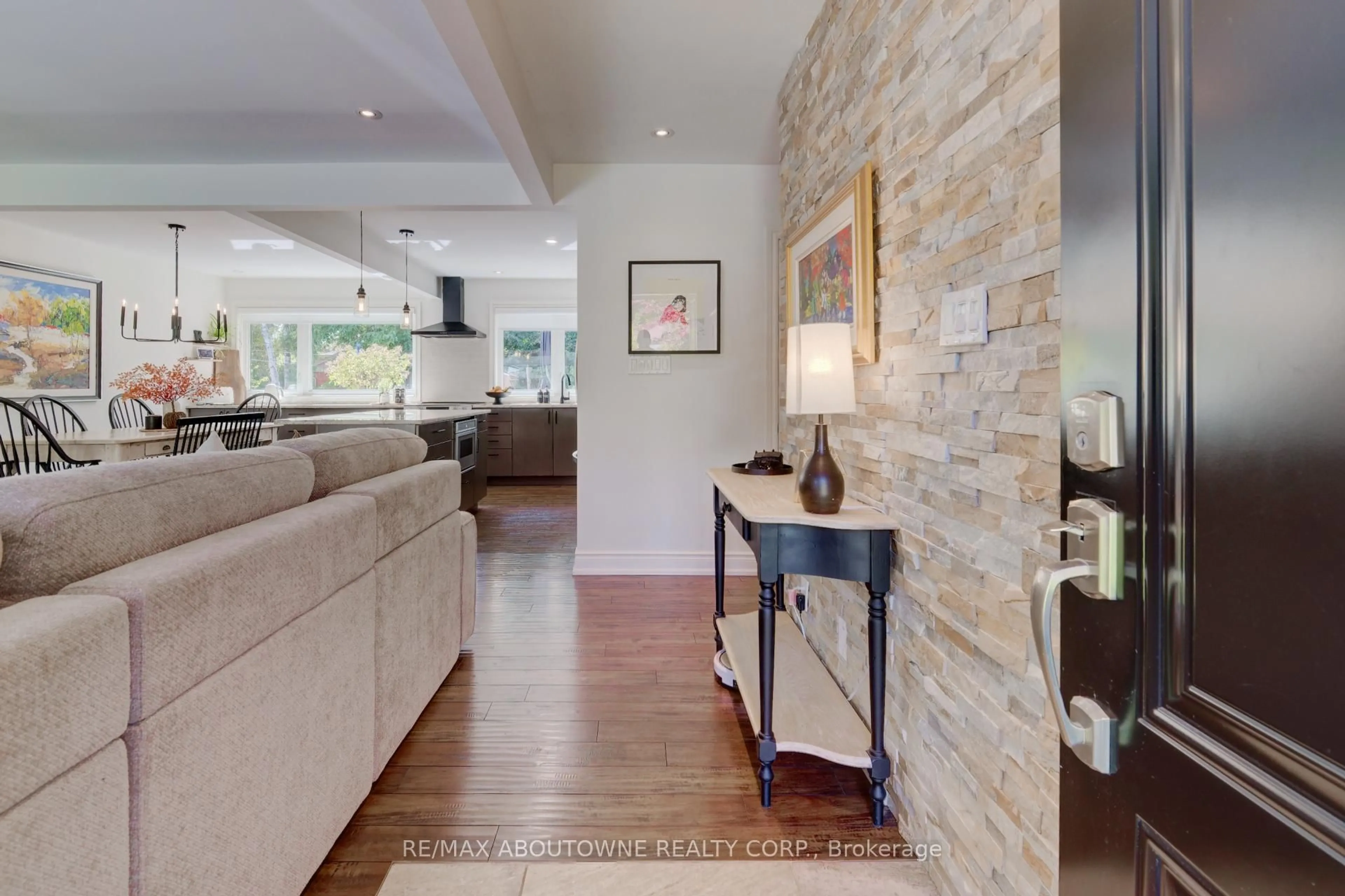 Indoor entryway for 544 Maplehill Dr, Burlington Ontario L7N 2W1