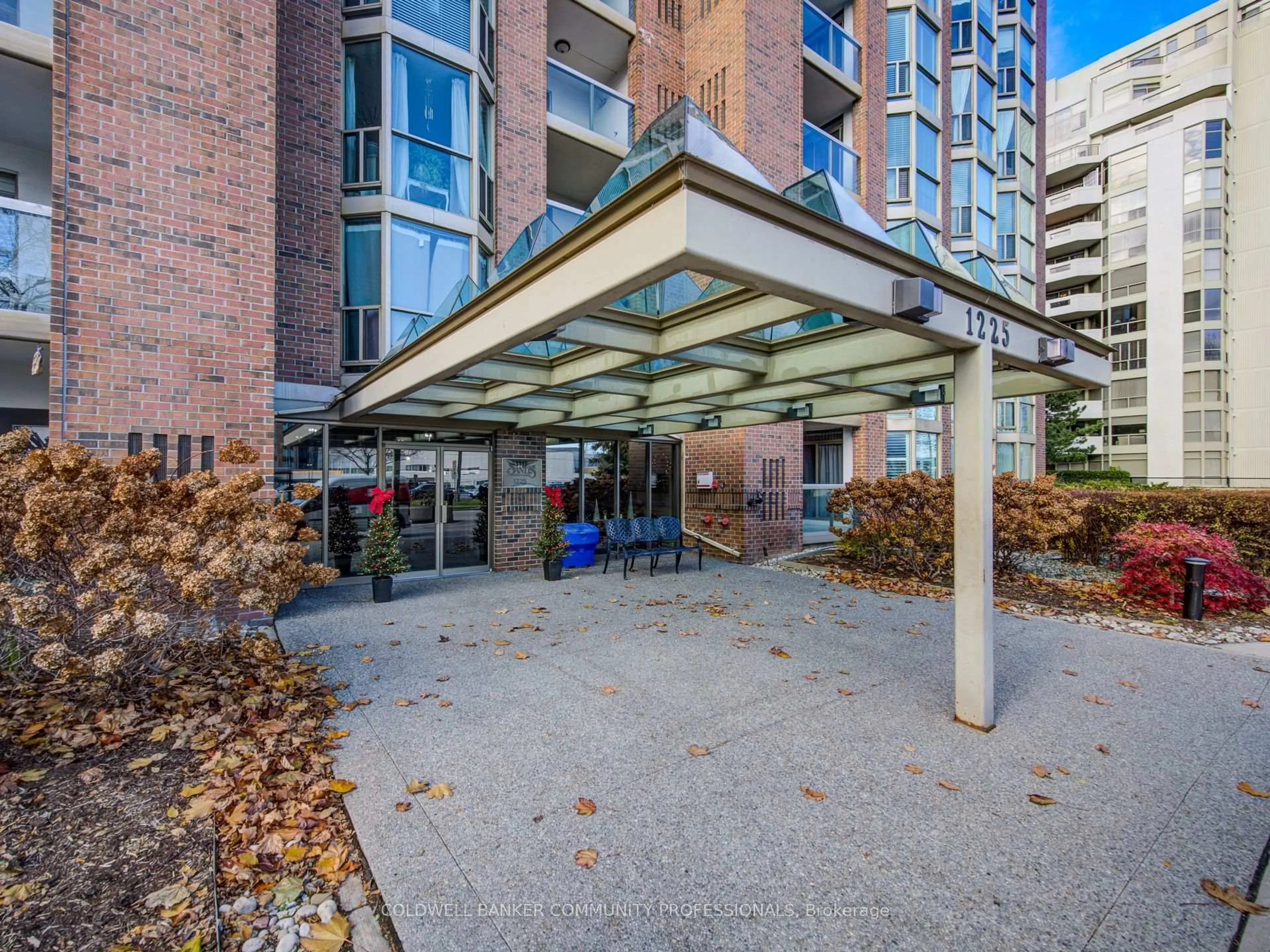 Indoor foyer for 1225 North Shore Blvd #503, Burlington Ontario L7S 1Z6