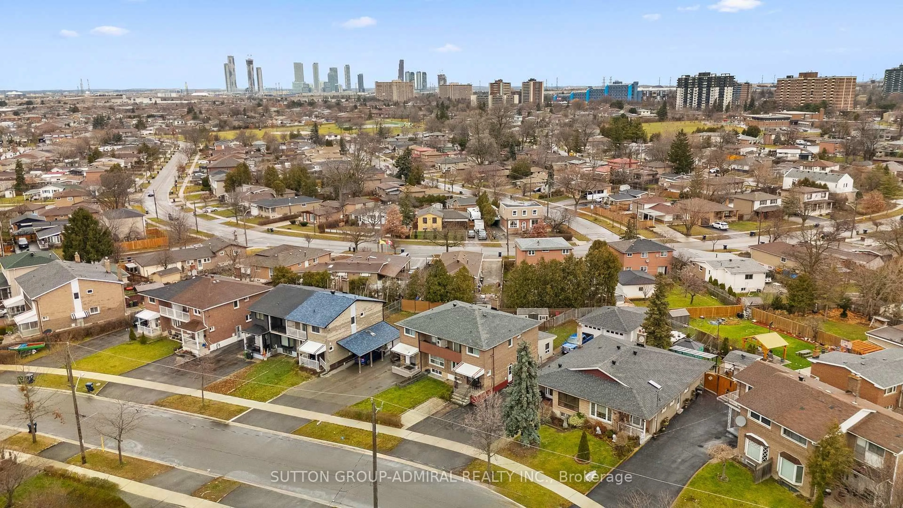 A pic from outside/outdoor area/front of a property/back of a property/a pic from drone, city buildings view from balcony for 68 Wheatsheaf Cres, Toronto Ontario M3N 1P6