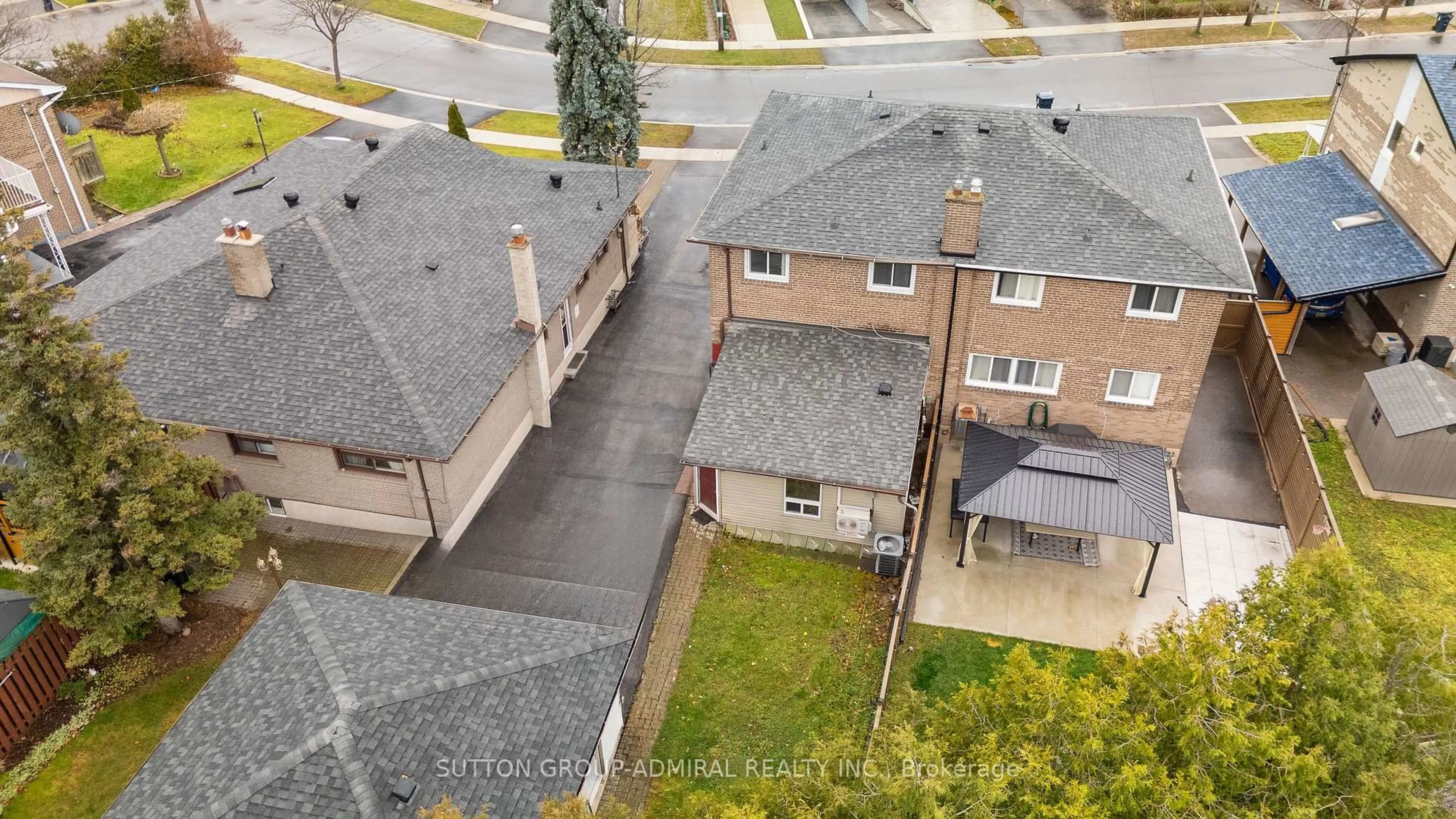 A pic from outside/outdoor area/front of a property/back of a property/a pic from drone, street for 68 Wheatsheaf Cres, Toronto Ontario M3N 1P6