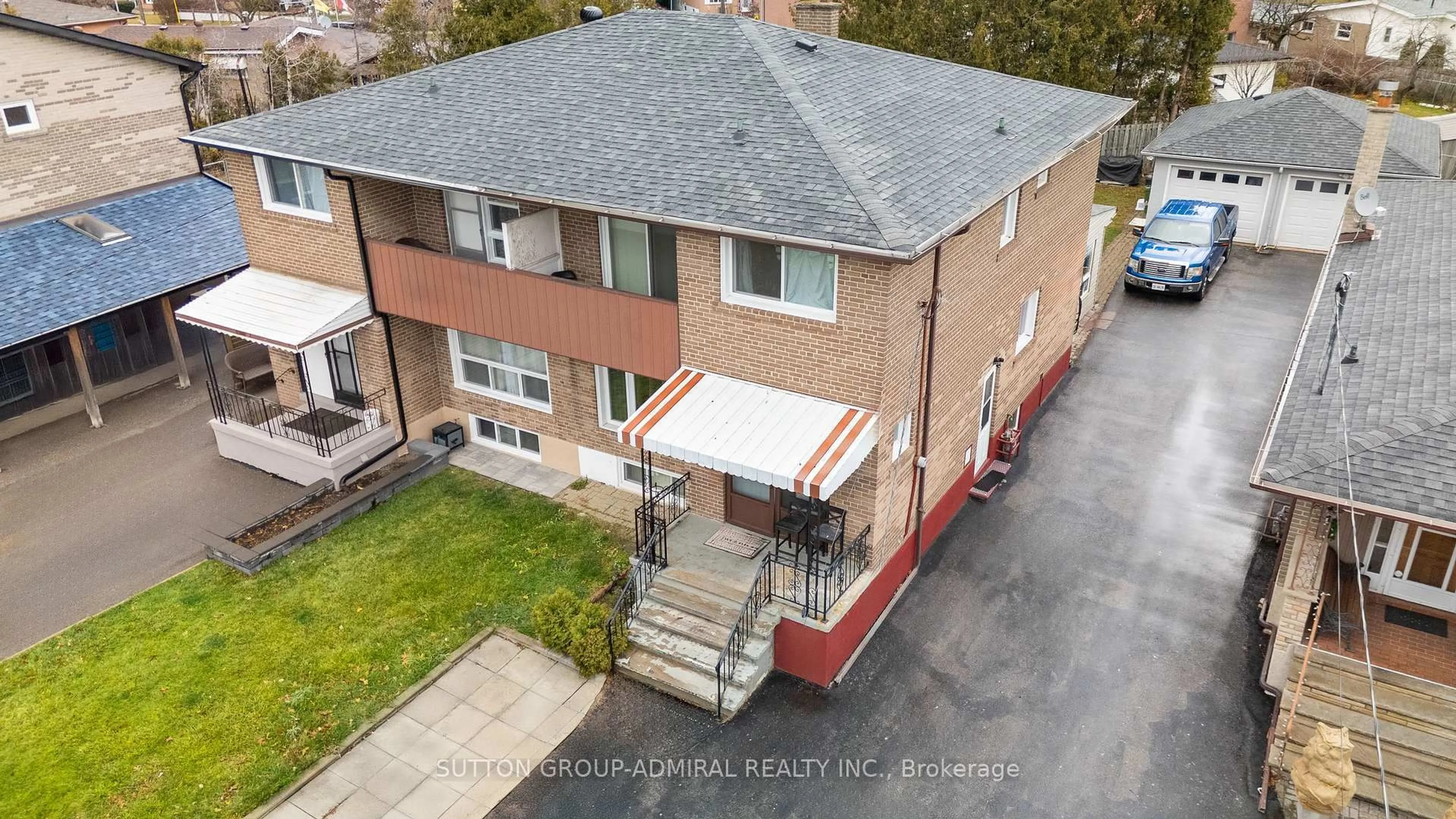 A pic from outside/outdoor area/front of a property/back of a property/a pic from drone, unknown for 68 Wheatsheaf Cres, Toronto Ontario M3N 1P6