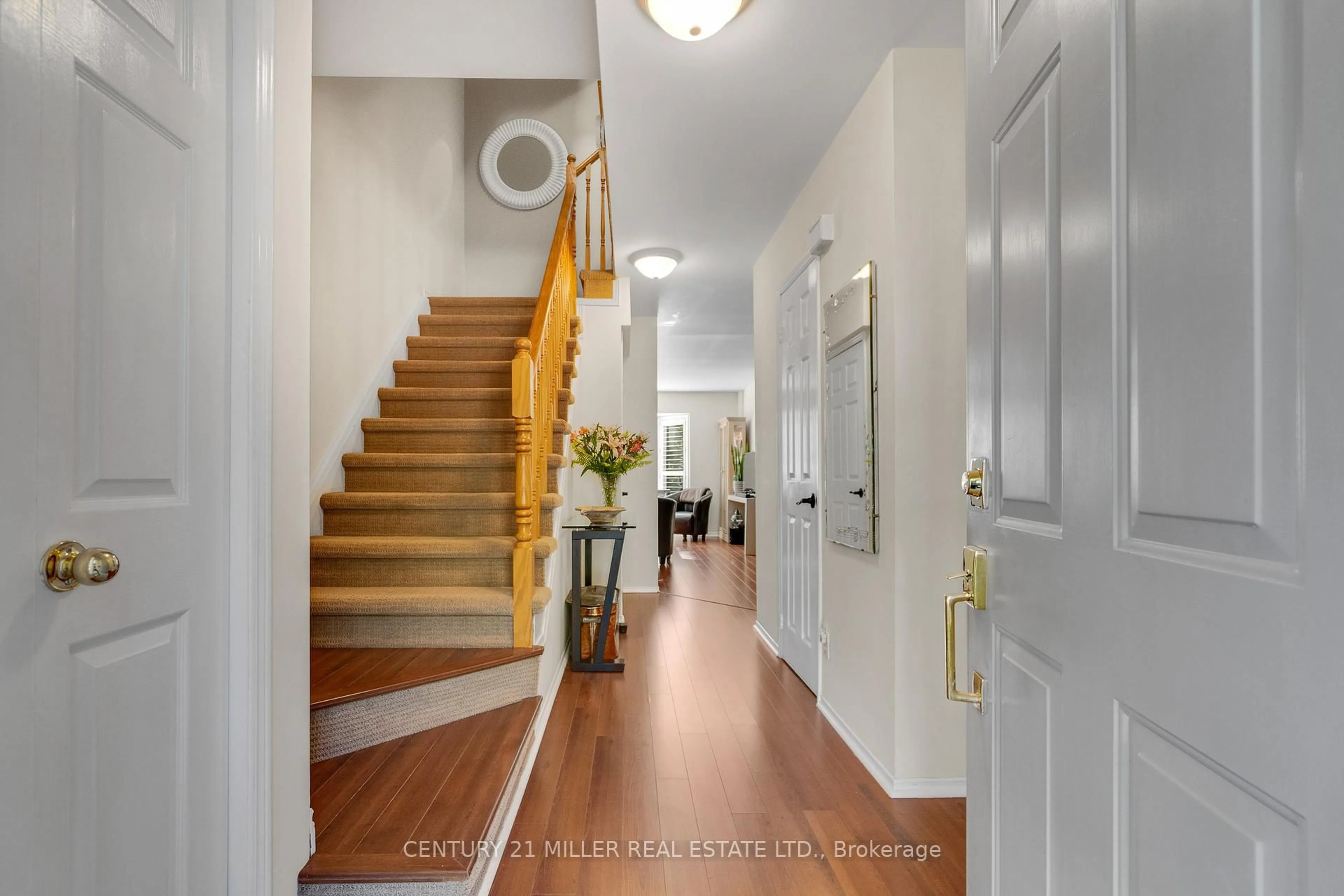 Indoor entryway for 2230 Walkers Line #16, Burlington Ontario L7M 3Y8