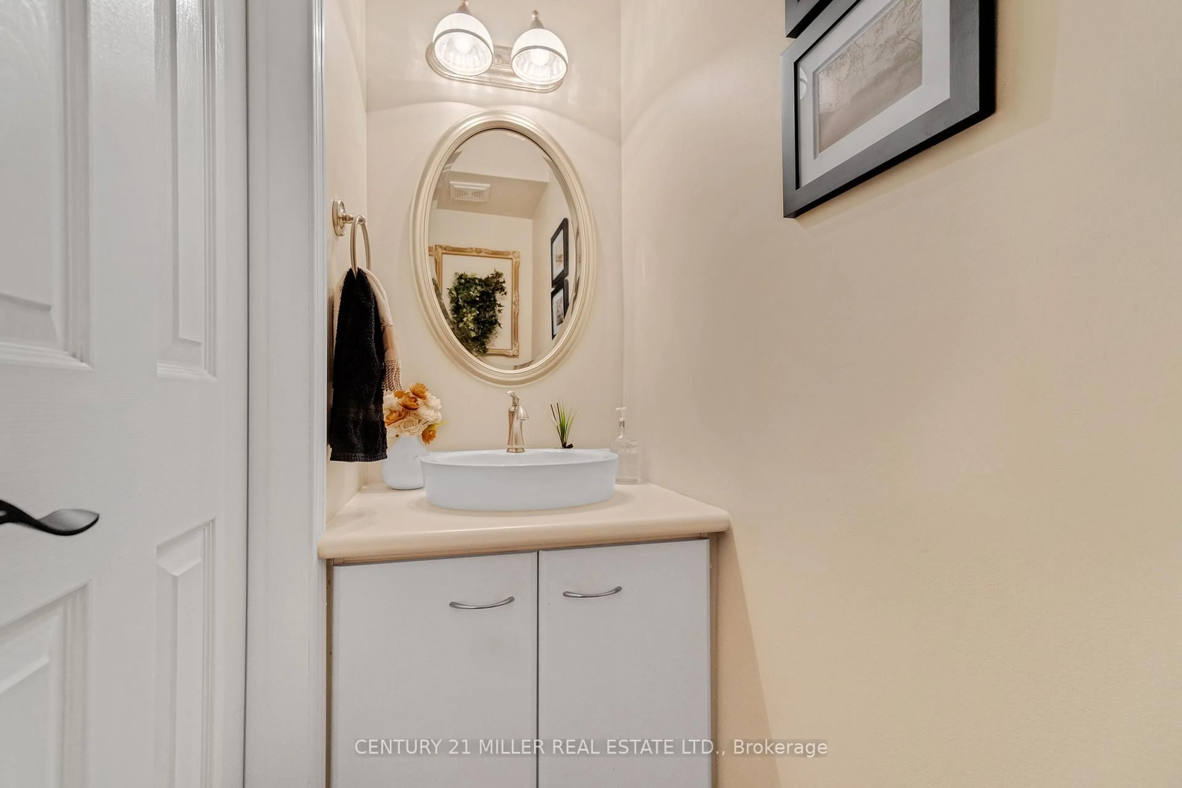 Standard bathroom, ceramic/tile floor for 2230 Walkers Line #16, Burlington Ontario L7M 3Y8