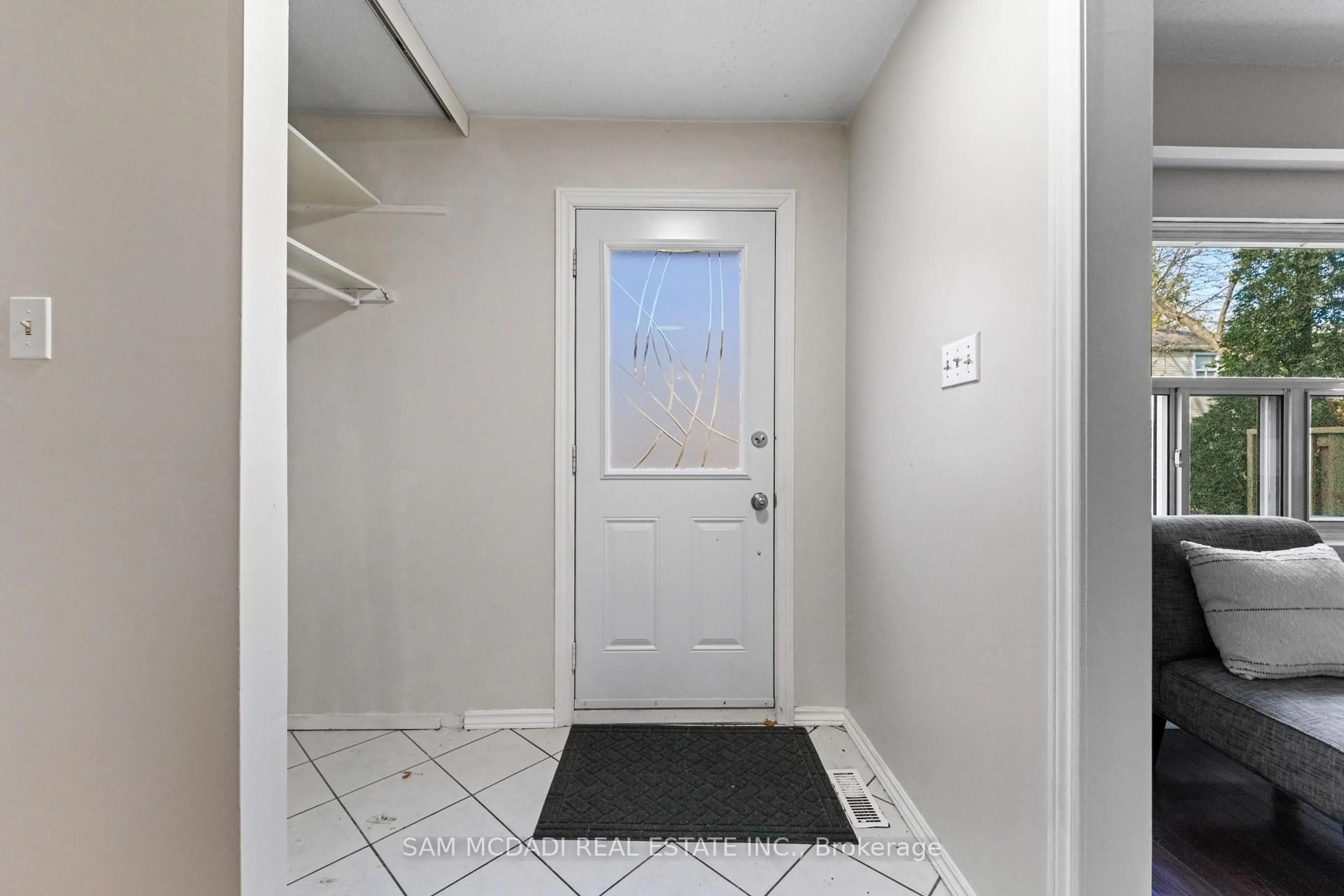 Indoor entryway for 1050 Shawnmarr Rd #132, Mississauga Ontario L5H 3V1