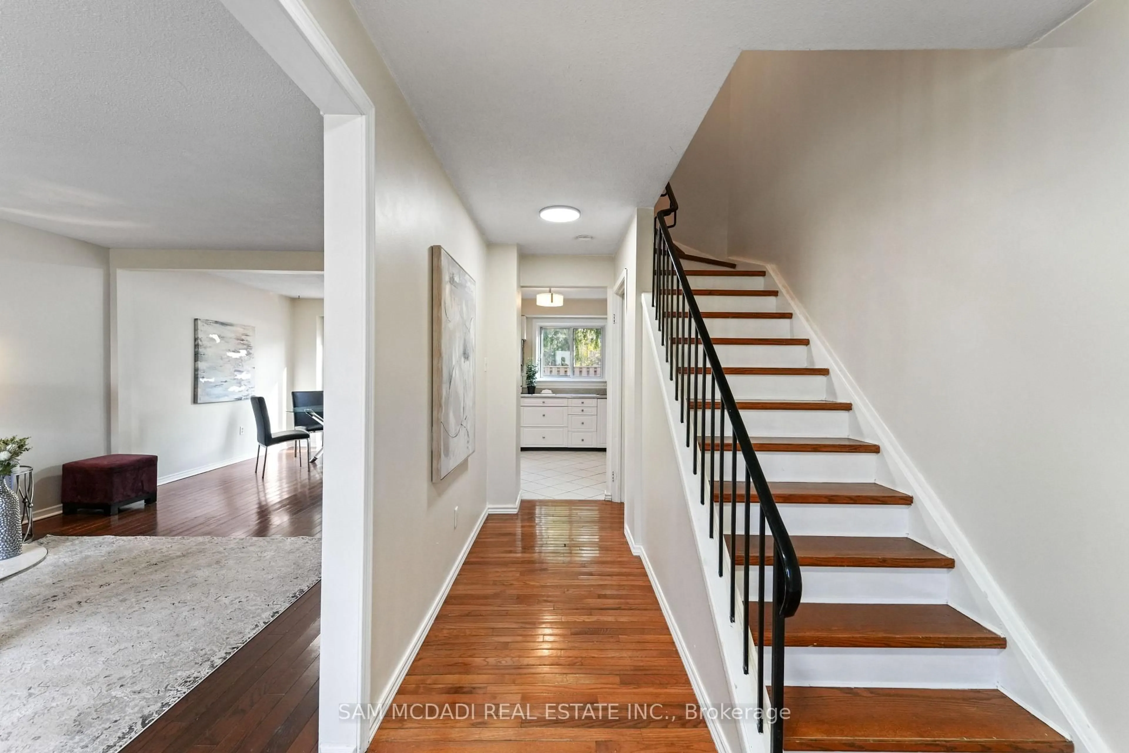 Indoor entryway for 1050 Shawnmarr Rd #132, Mississauga Ontario L5H 3V1