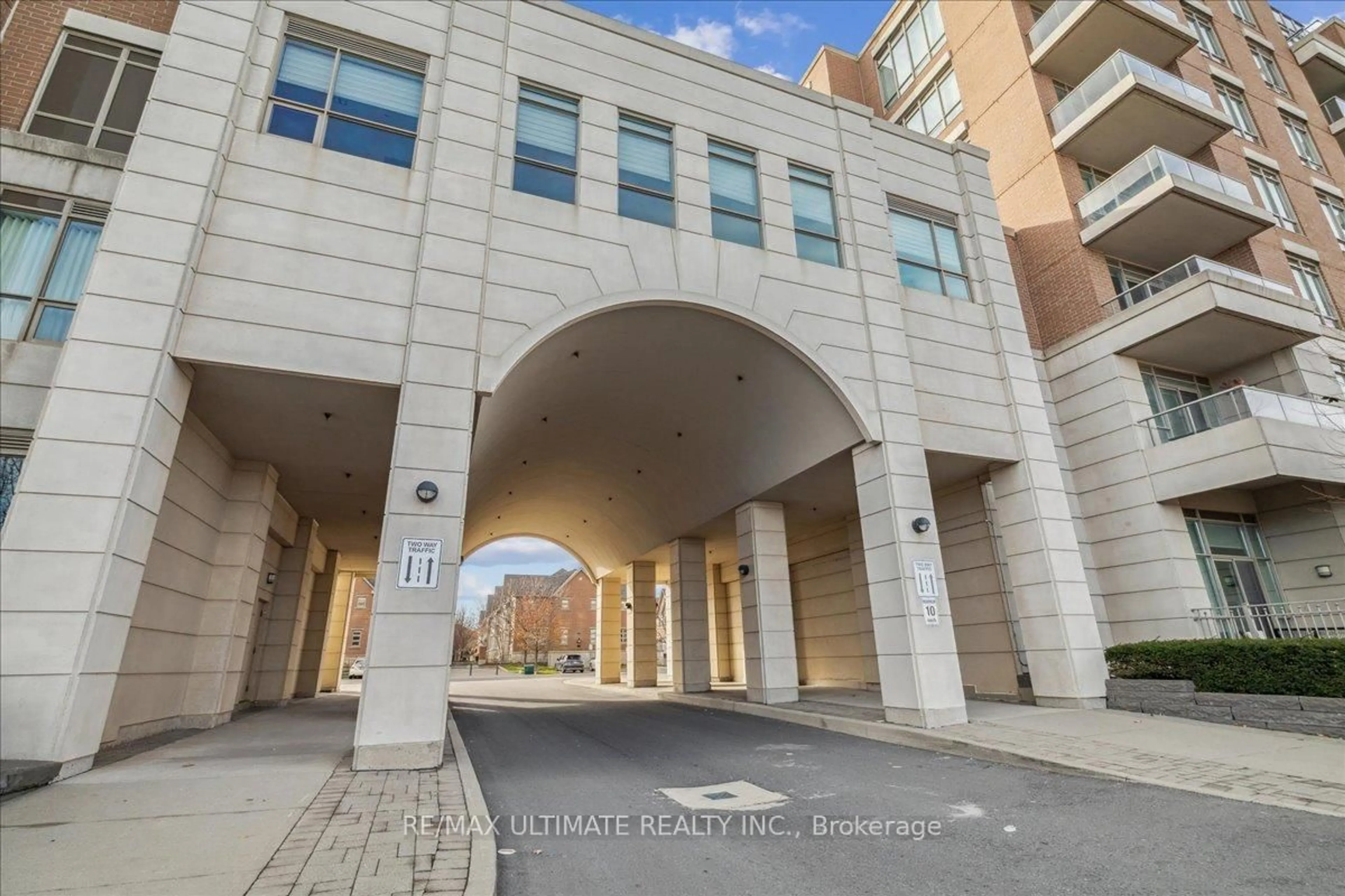 Indoor foyer for 2480 Prince Michael Dr #110, Oakville Ontario L6H 0H1