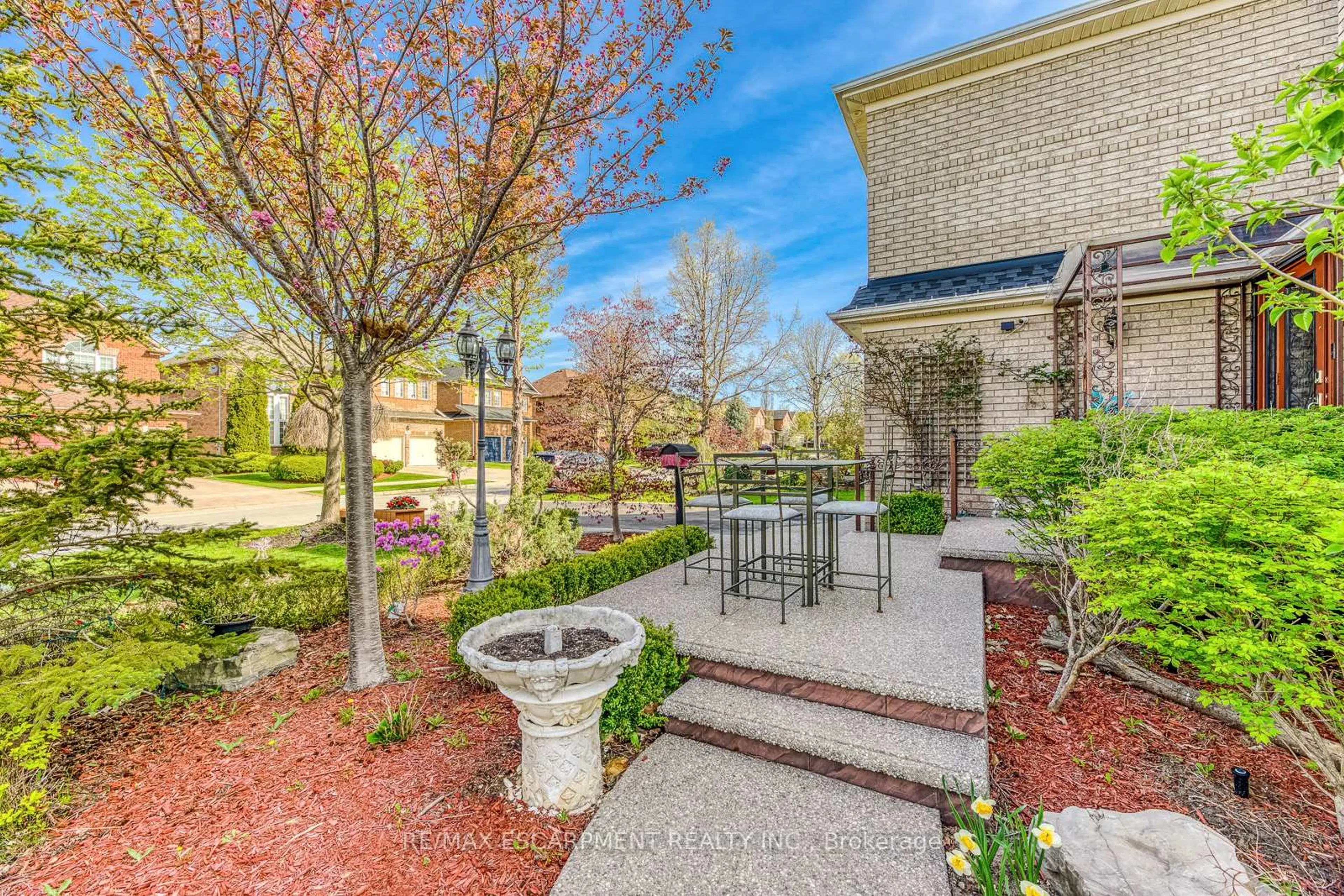 Patio, street for 2001 Rosemount Cres, Oakville Ontario L6M 3P5