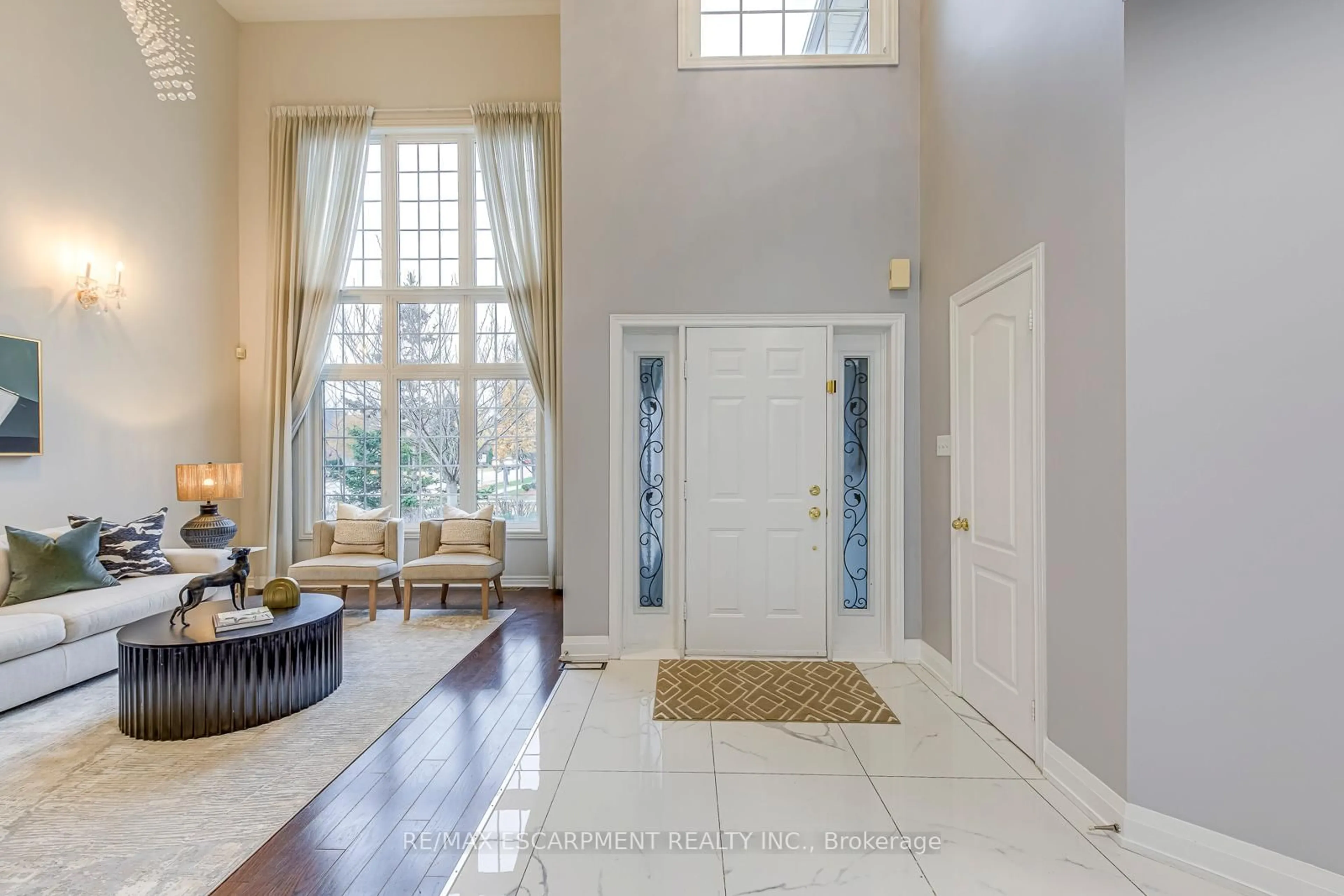 Indoor entryway for 2001 Rosemount Cres, Oakville Ontario L6M 3P5