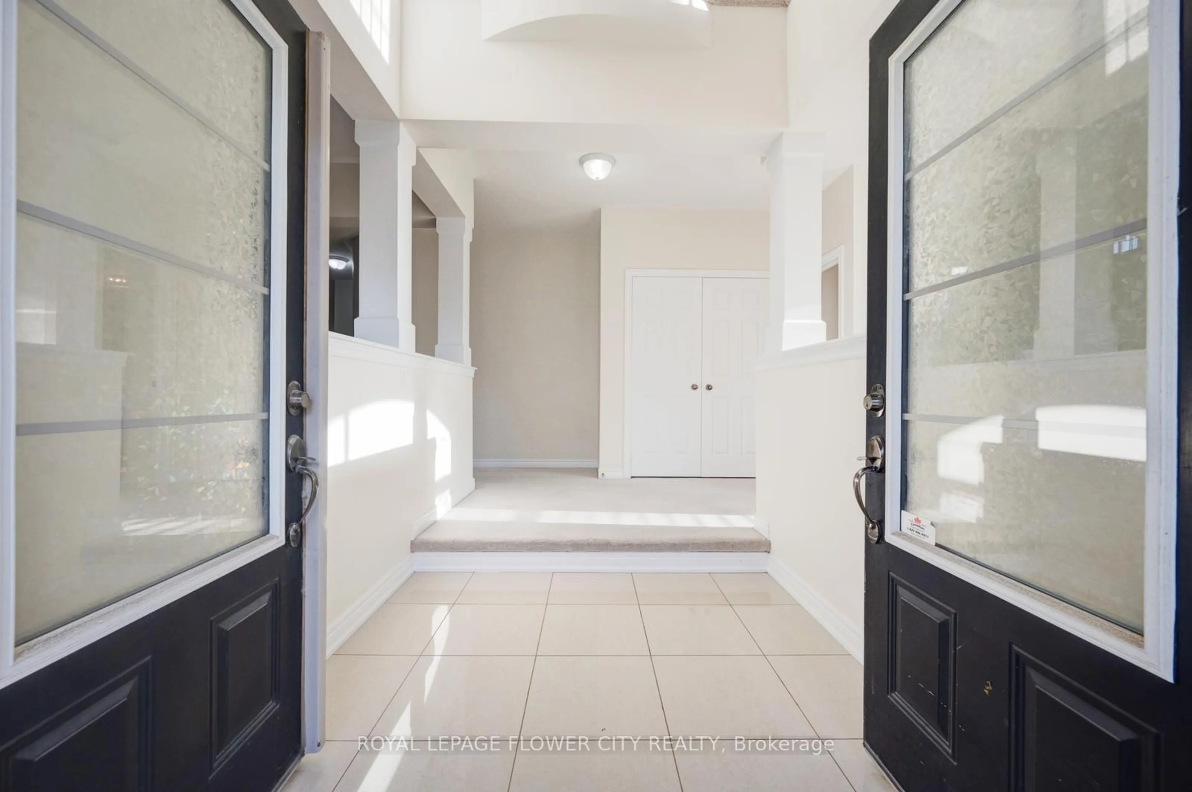 Indoor entryway for 7 Tonalite Rd, Brampton Ontario L6P 3Y6