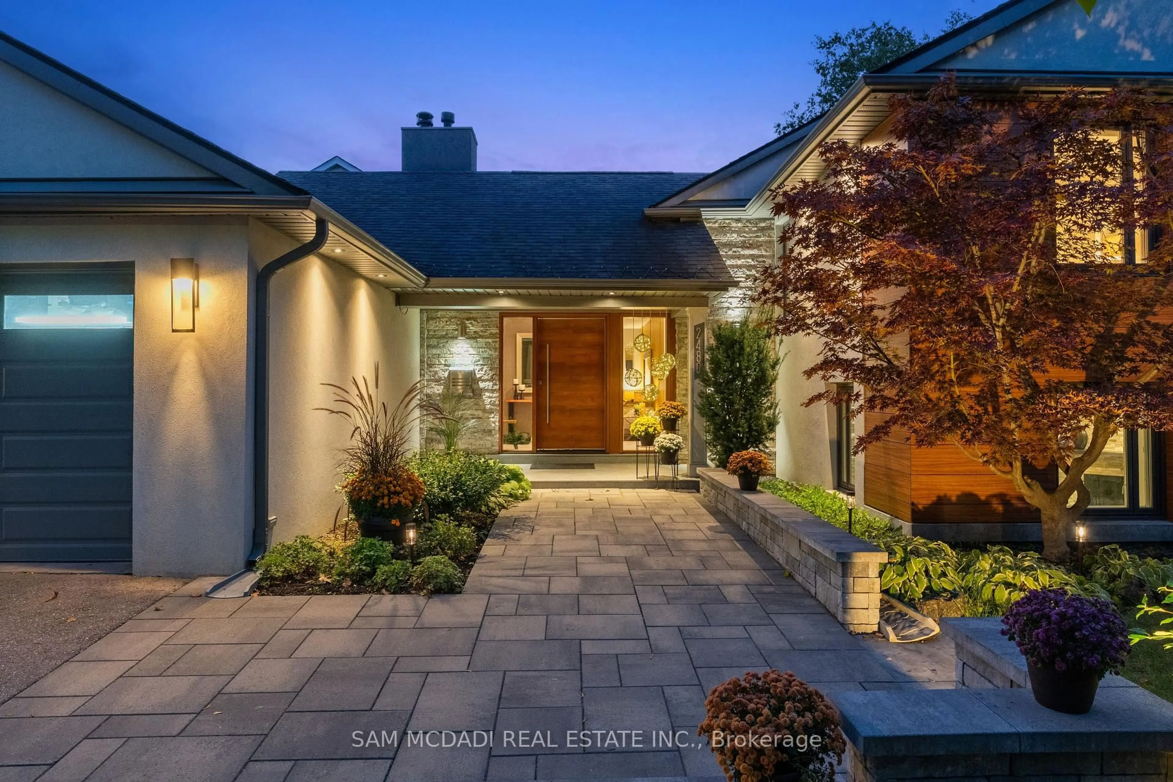 Indoor entryway for 2480 Parmeer Dr, Mississauga Ontario L5C 2Y2