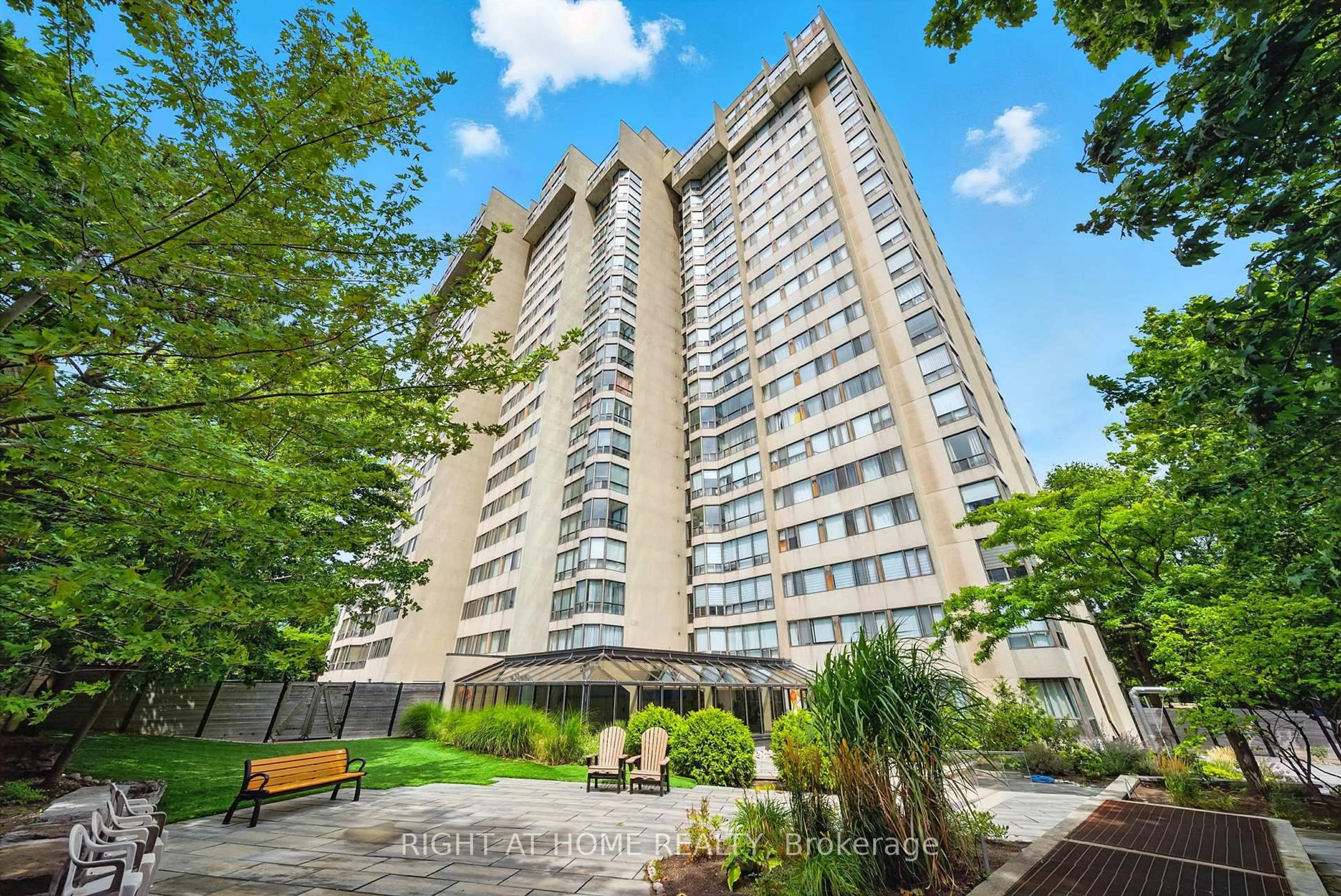 Patio, building for 200 Robert Speck Pkwy #201, Mississauga Ontario L4Z 1S3