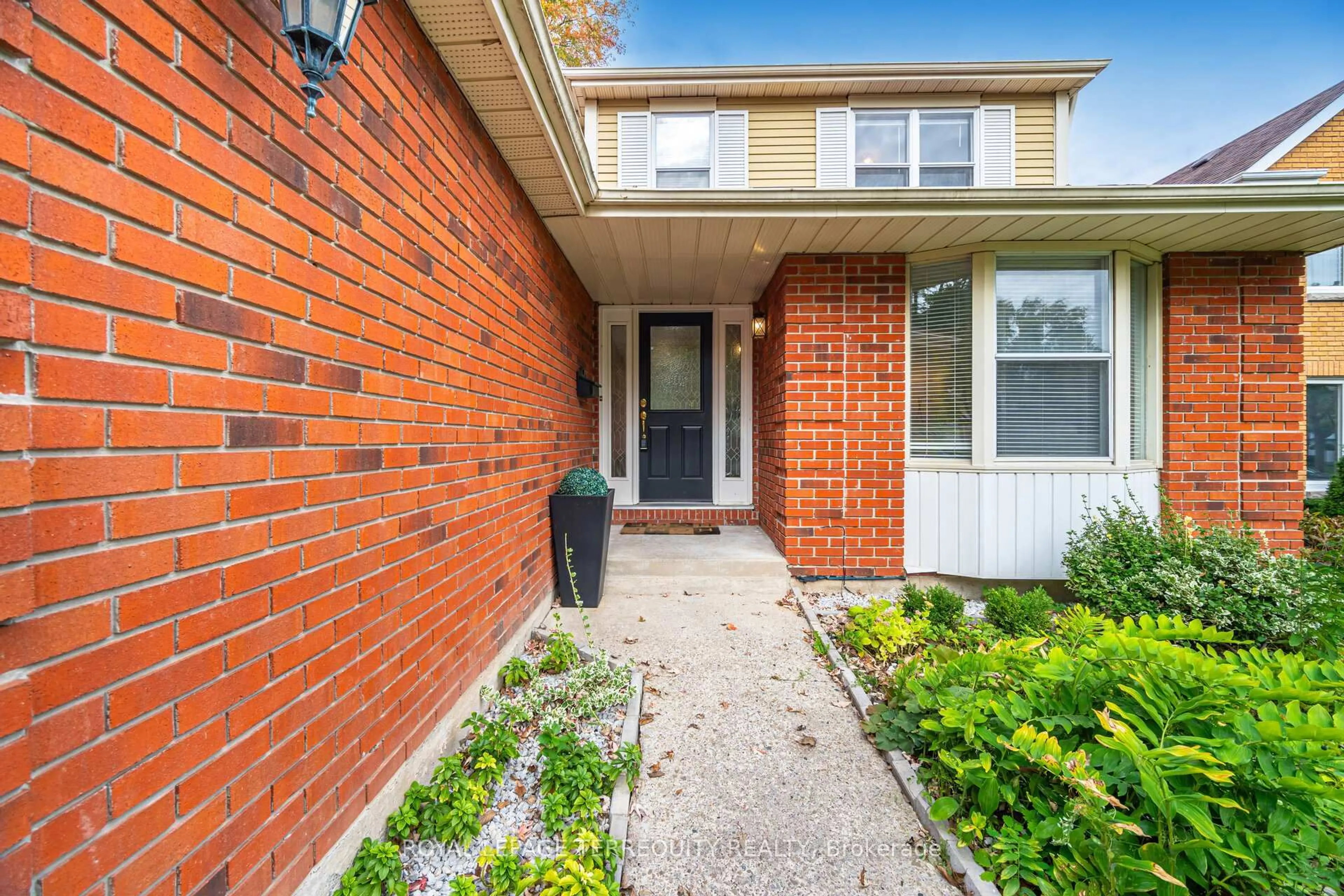 Home with brick exterior material, street for 4085 Wheelwright Cres, Mississauga Ontario L5L 2X3