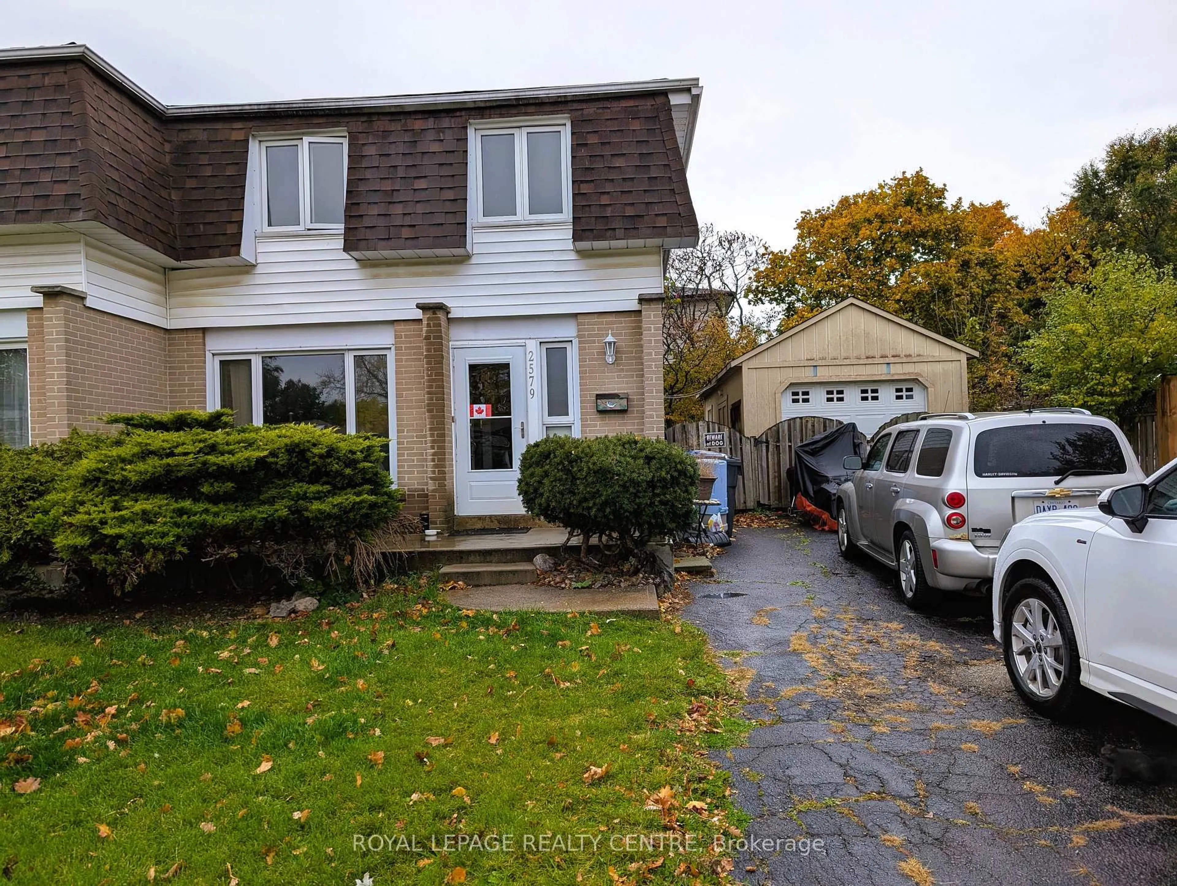 A pic from outside/outdoor area/front of a property/back of a property/a pic from drone, street for 2579 Lundene Rd, Mississauga Ontario L5J 3Y9