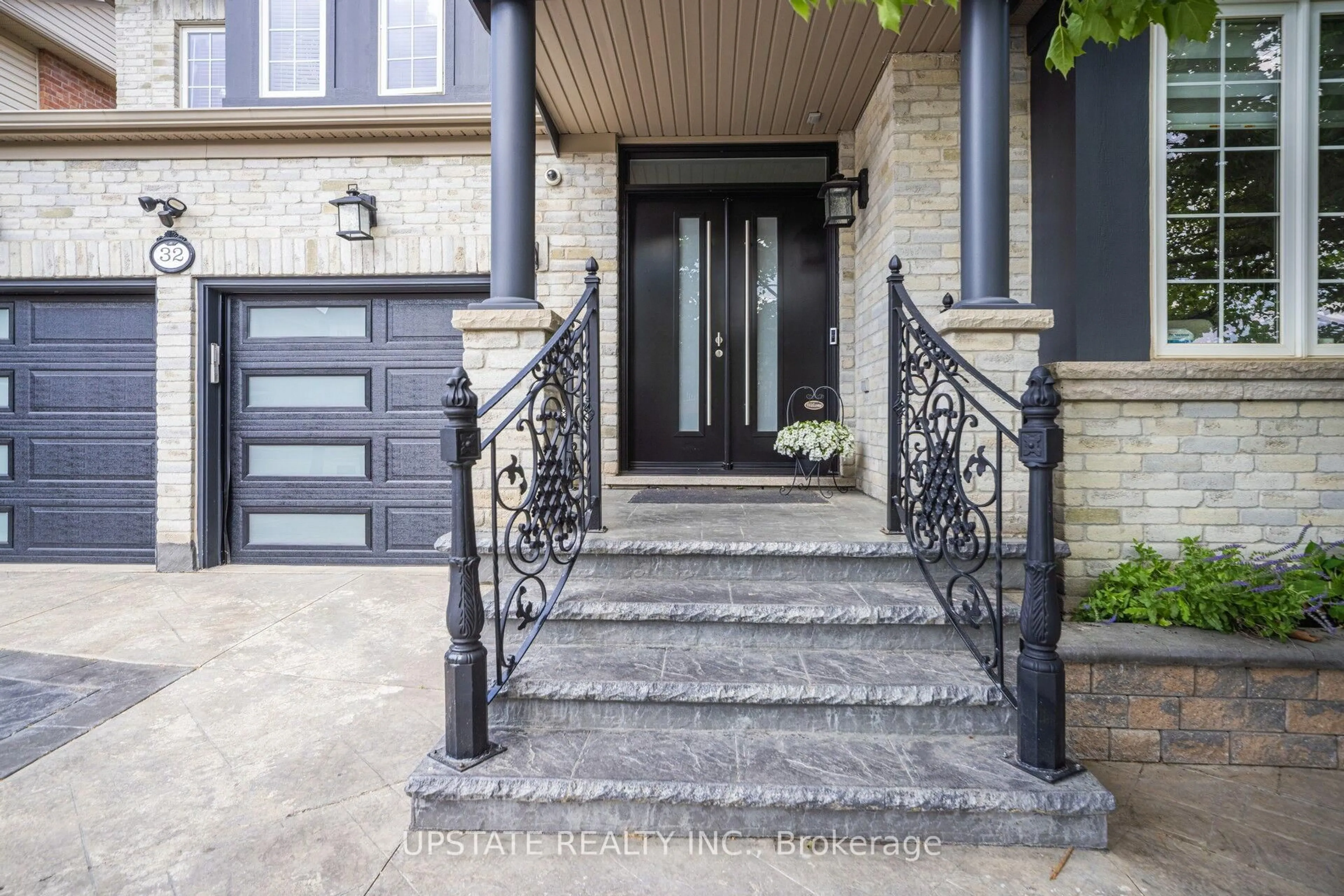 Indoor entryway for 32 Cottonfield Circ, Caledon Ontario L7C 3M9