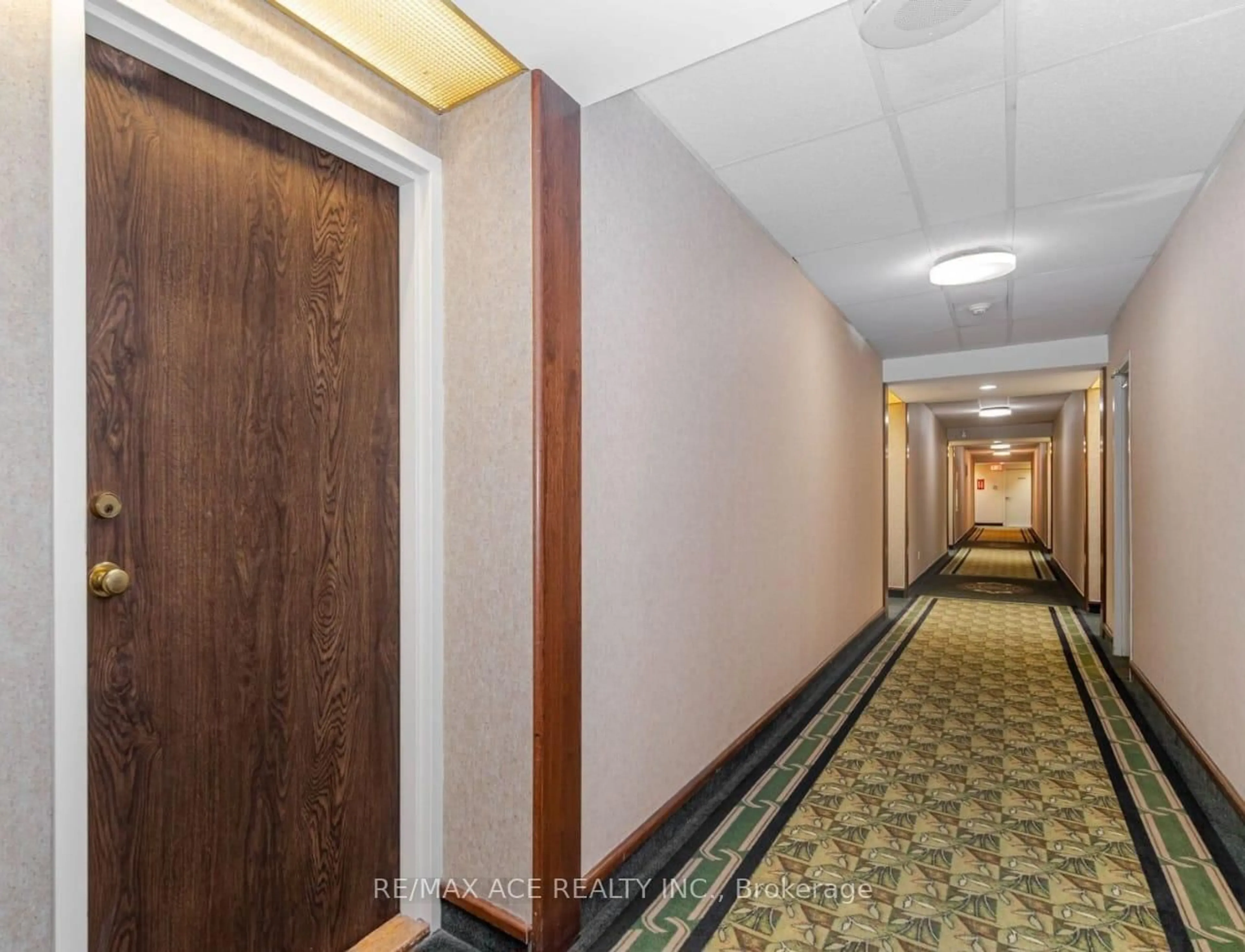 Indoor foyer for 26 Hanover Rd #1001, Brampton Ontario L6S 4T2