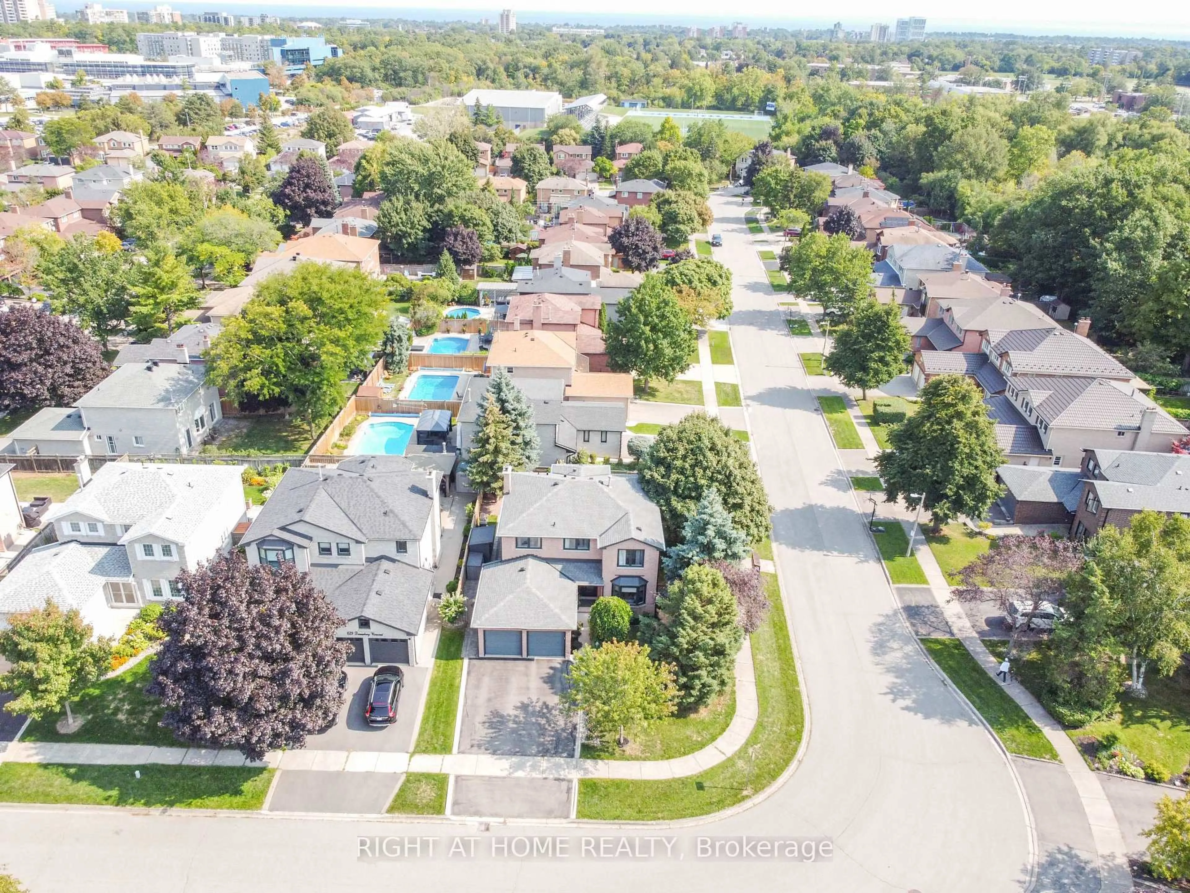 A pic from outside/outdoor area/front of a property/back of a property/a pic from drone, street for 1517 Queensbury Cres, Oakville Ontario L6H 4G6
