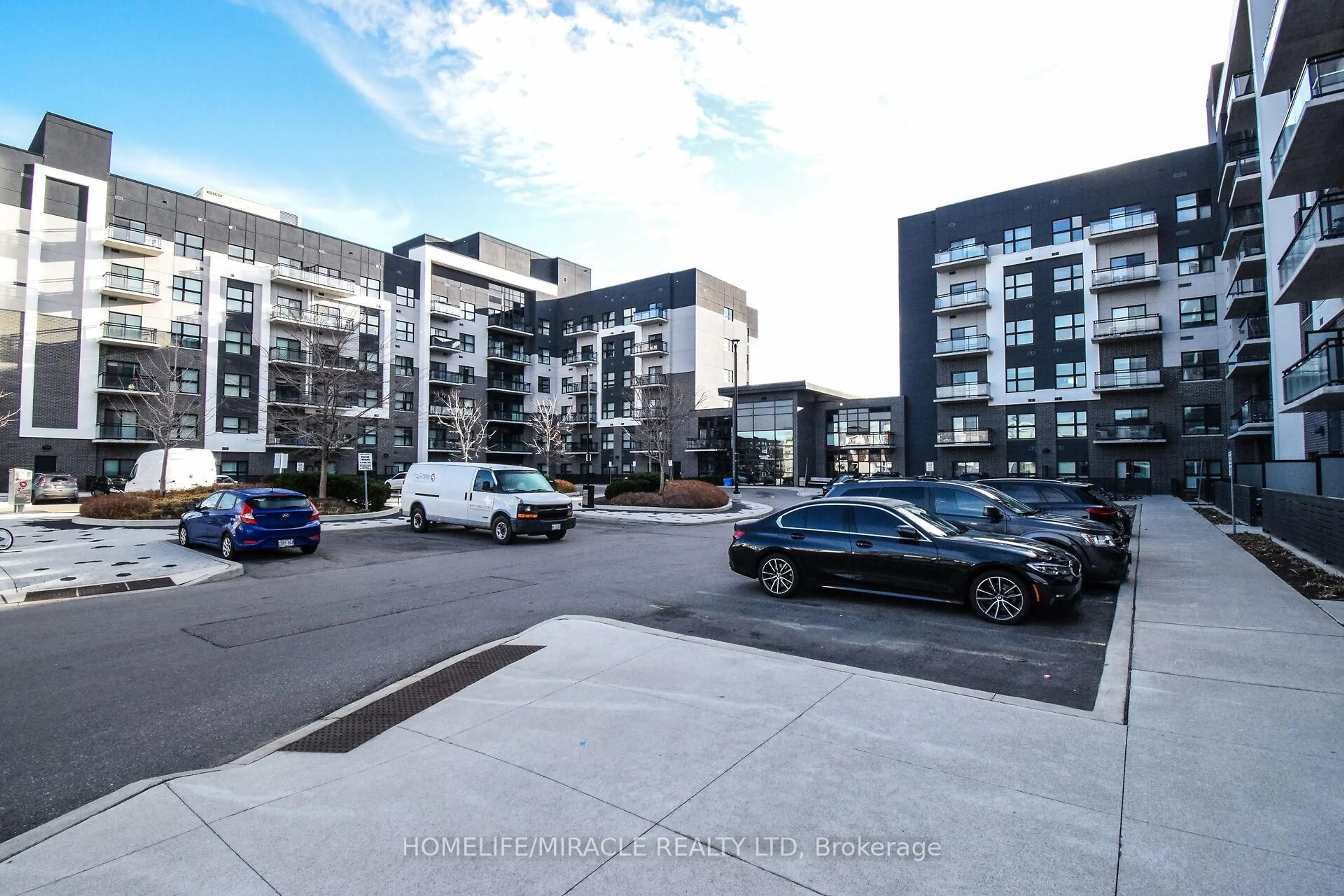 A pic from outside/outdoor area/front of a property/back of a property/a pic from drone, street for 102 Grovewood Common #632, Oakville Ontario L6H 0X2