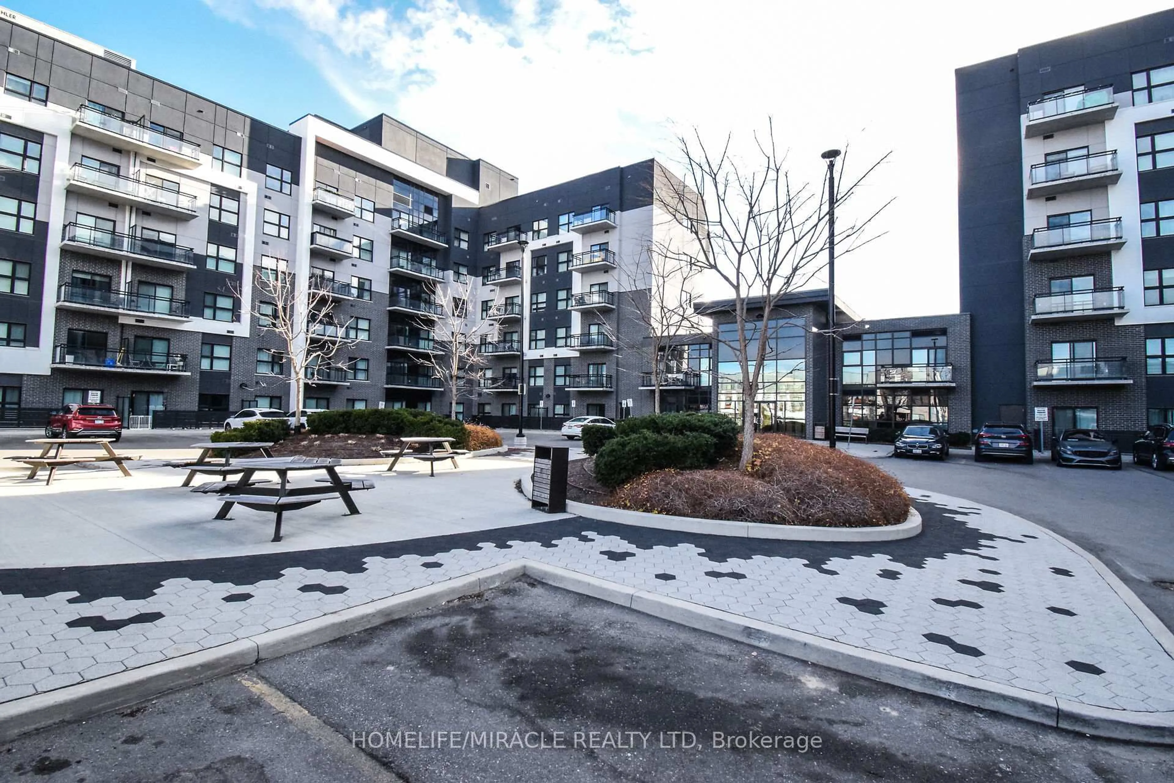 A pic from outside/outdoor area/front of a property/back of a property/a pic from drone, street for 102 Grovewood Common #632, Oakville Ontario L6H 0X2