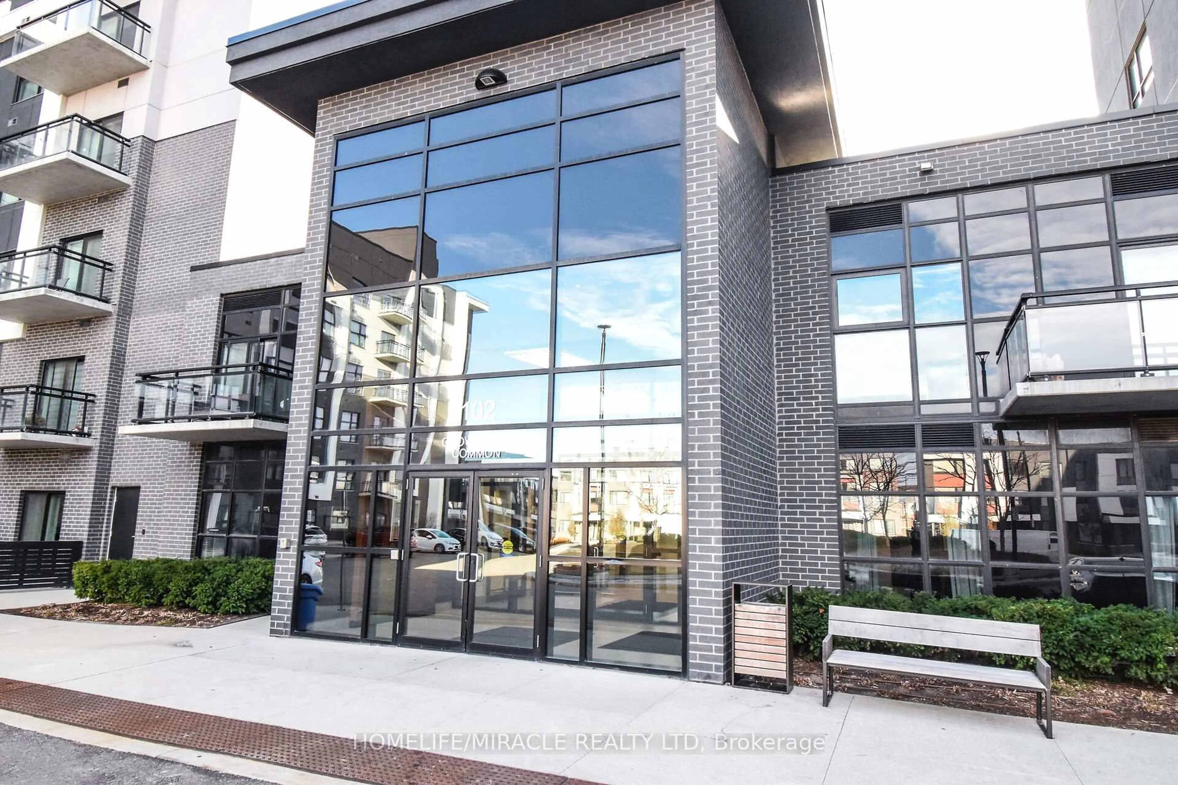 Indoor foyer for 102 Grovewood Common #632, Oakville Ontario L6H 0X2