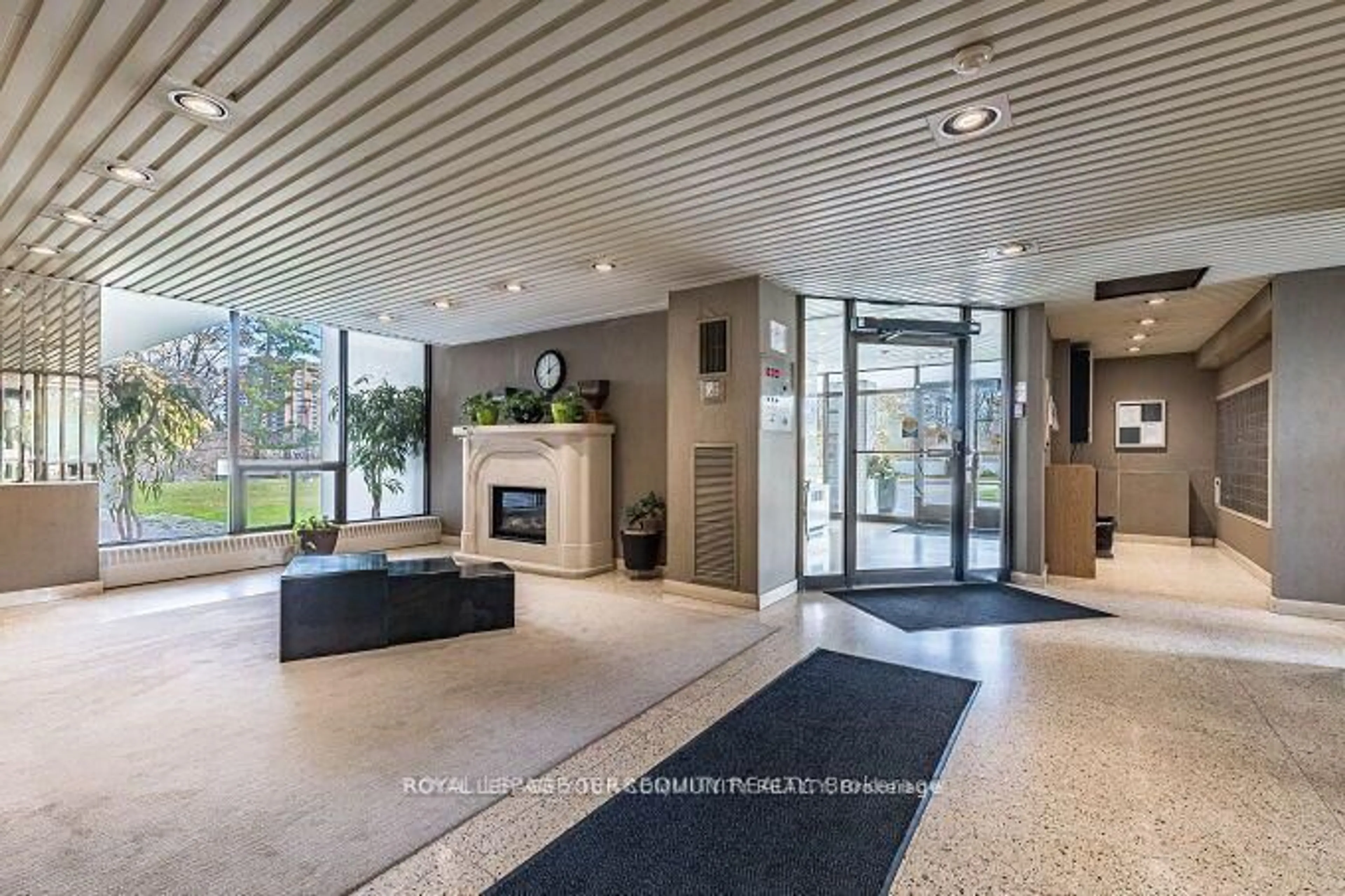 Indoor foyer for 1535 Lakeshore Rd #205, Mississauga Ontario L5E 3E2