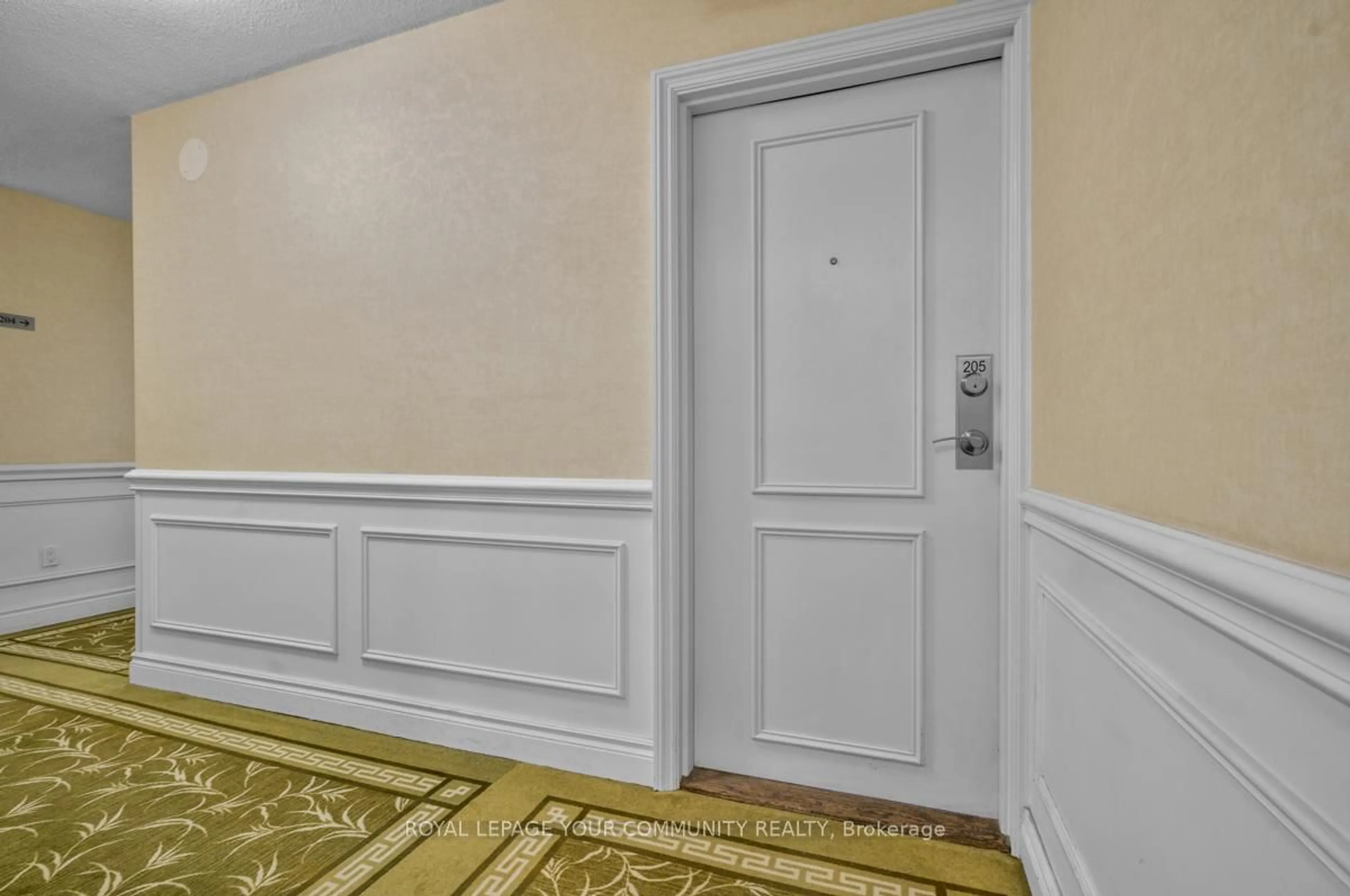 Indoor foyer for 1535 Lakeshore Rd #205, Mississauga Ontario L5E 3E2
